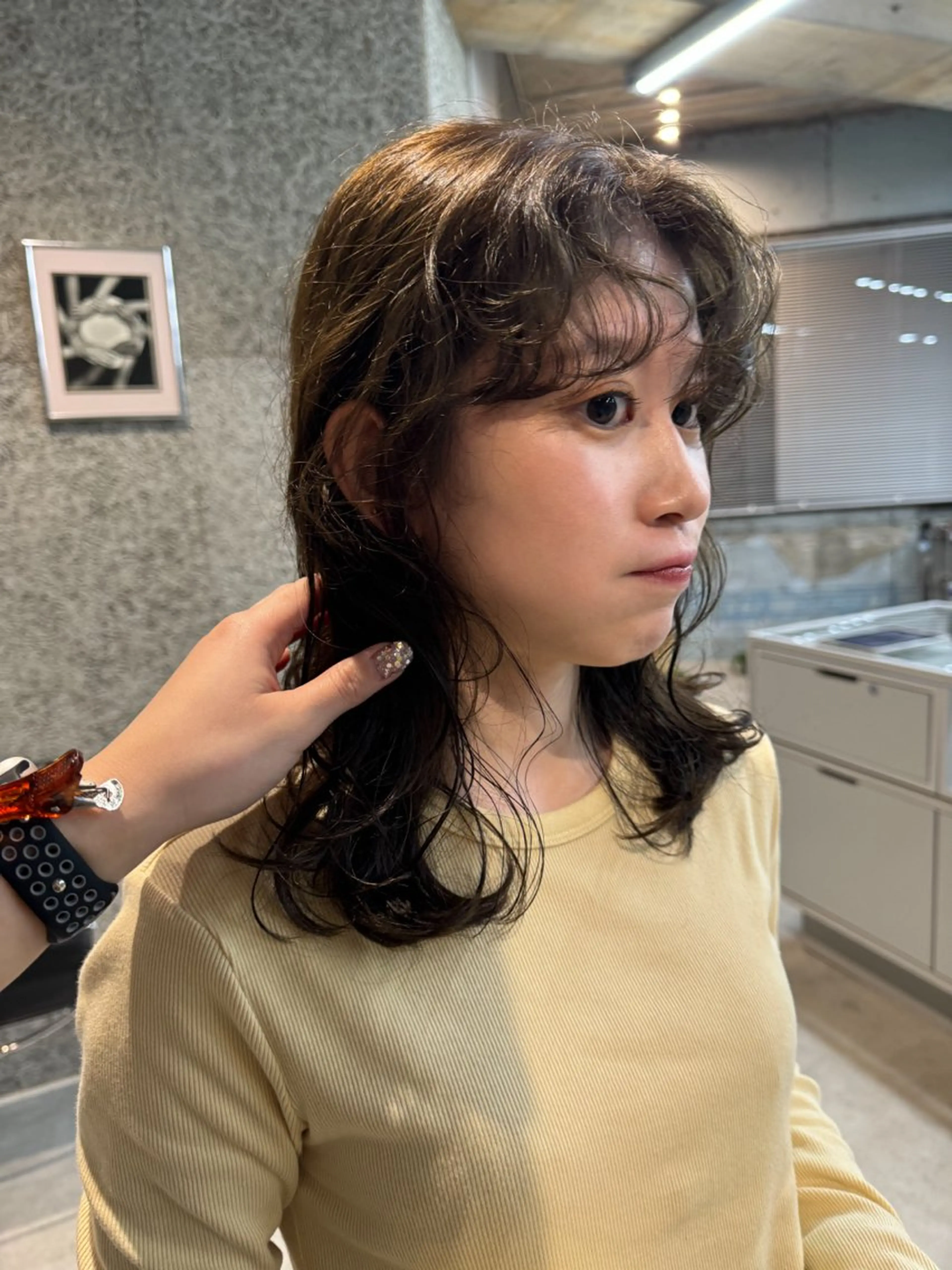 ミディアム カラー パーマ ヘアアレンジ メンズ 透明感カラー カット casey mayuのヘアスタイル