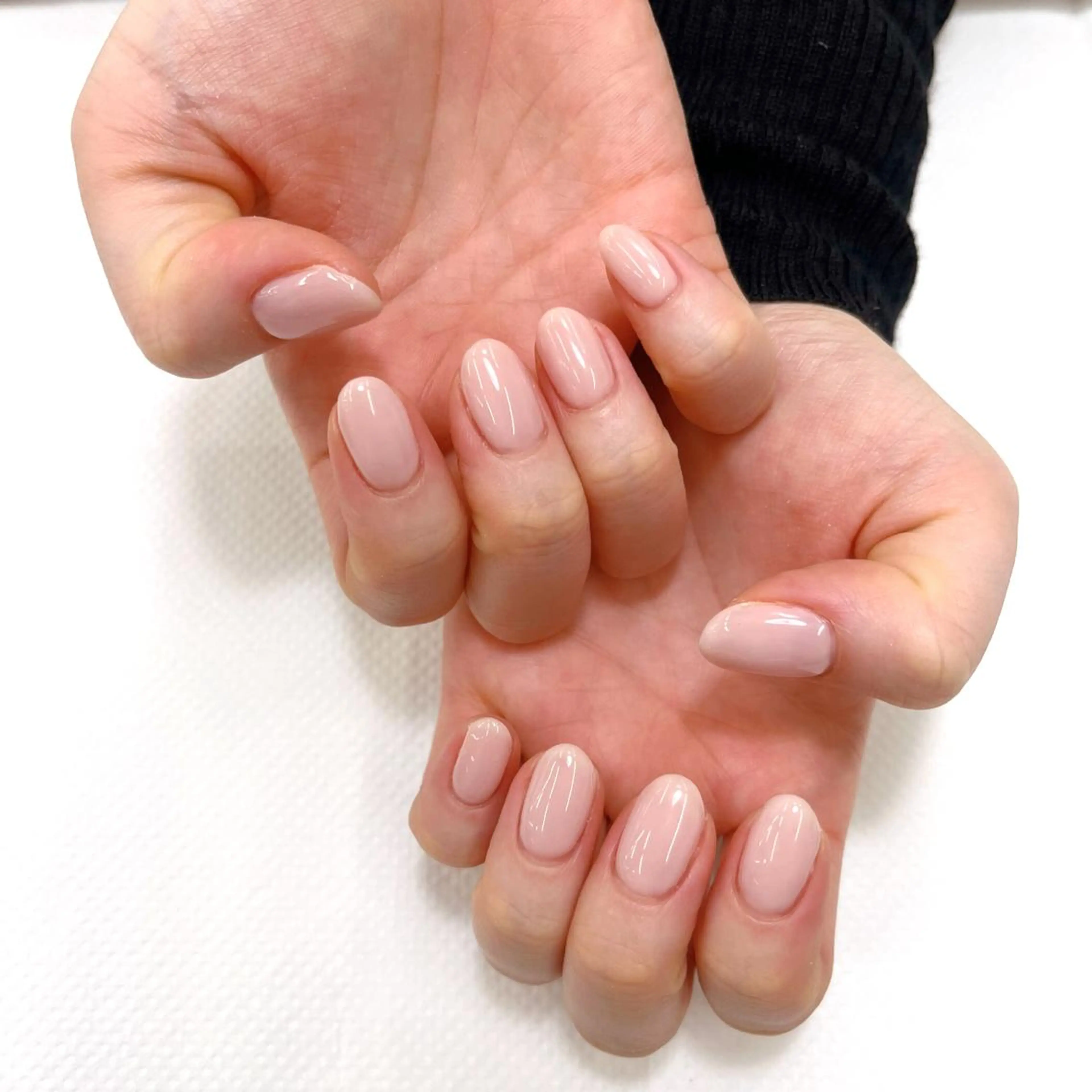 ネイル ワンカラーネイル ピンク ホワイト 【MAXKELLY】 AOYAMAのネイルデザイン