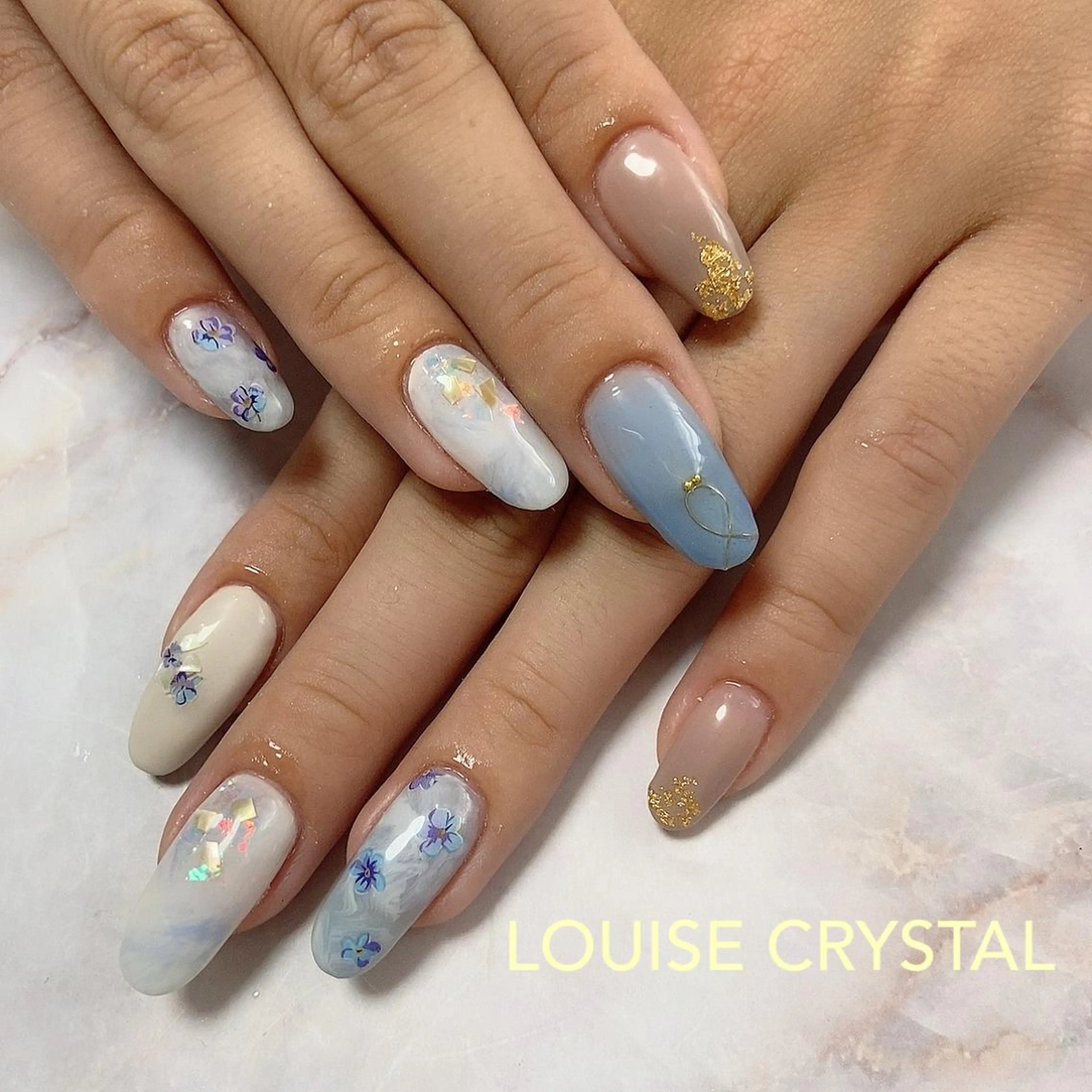ネイル ブルー ニュアンスネイル ハンドネイル LOUISE CRYSTALのネイルデザイン