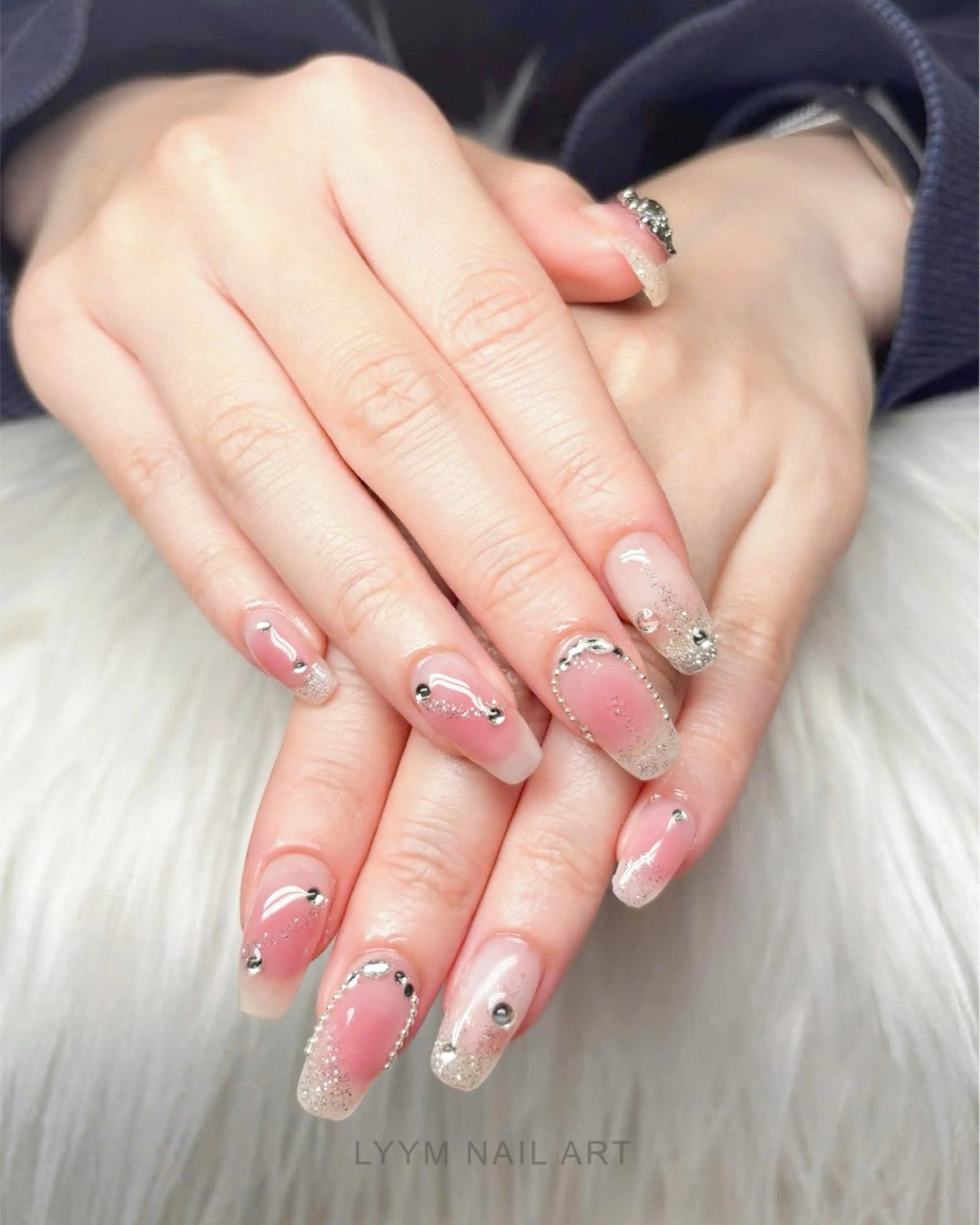 ネイル キラキラネイル ラメ(グリッター) ピンク ストーンネイル ハンドネイル LYYM Nail Salonのネイルデザイン