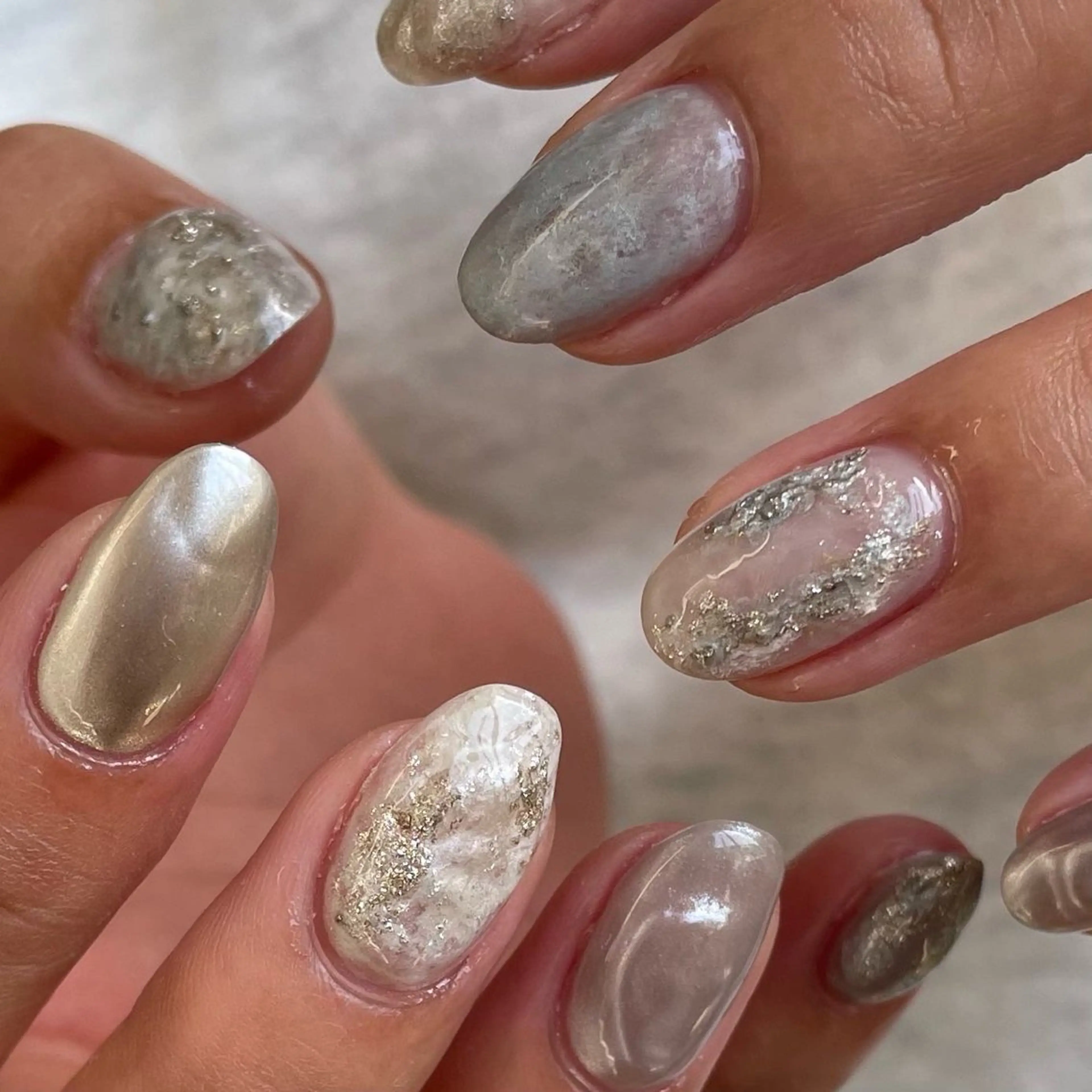 ネイル ニュアンスネイル シルバー ホワイト Manon Yuiのネイルデザイン