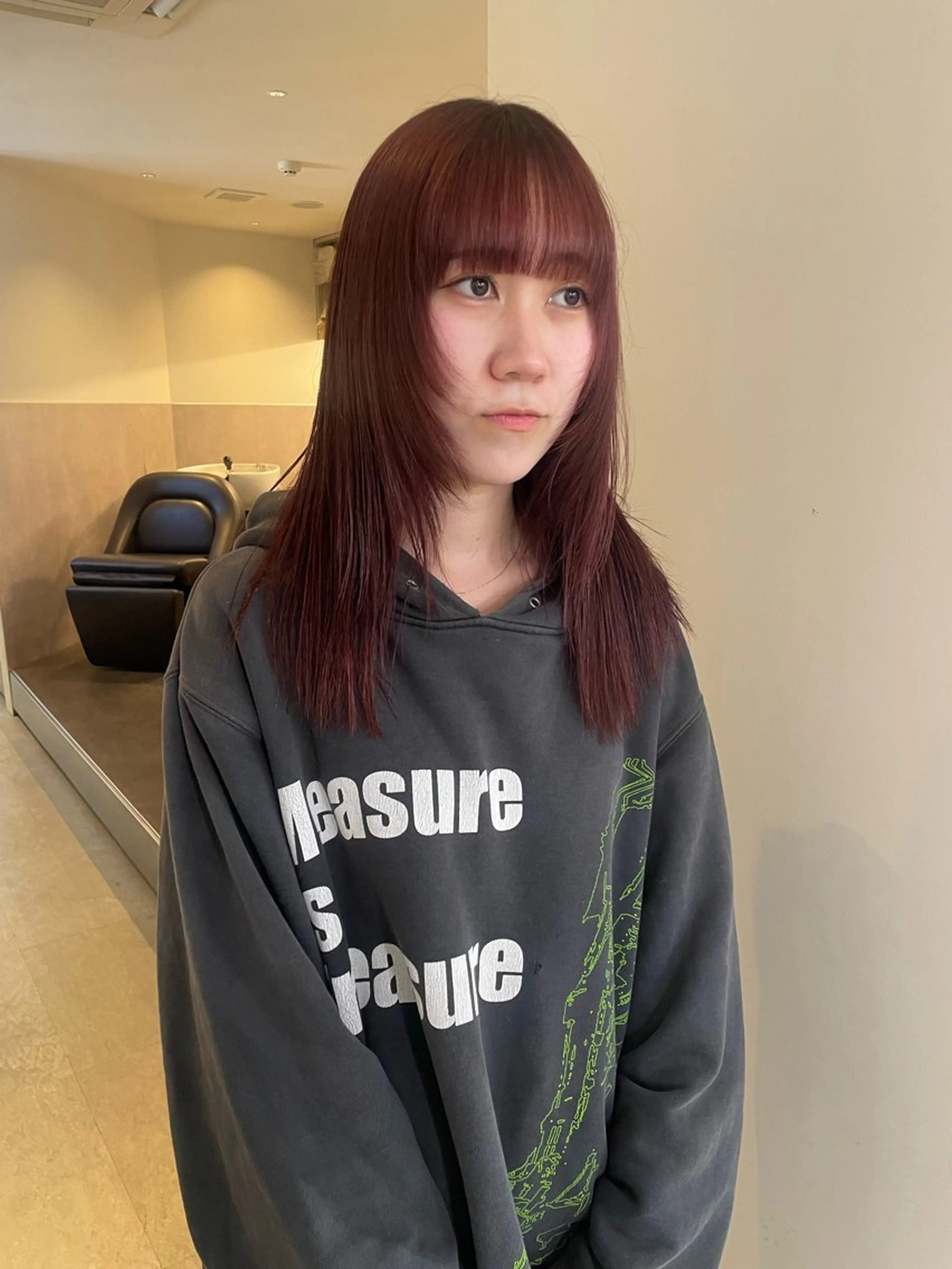 ミディアム ミディアムレイヤー レイヤーカット ウルフカット ウルフレイヤー カット ヘアカラー トリートメント MIU/ルーツカラー ボブ/顔周りレイヤーのヘアスタイル