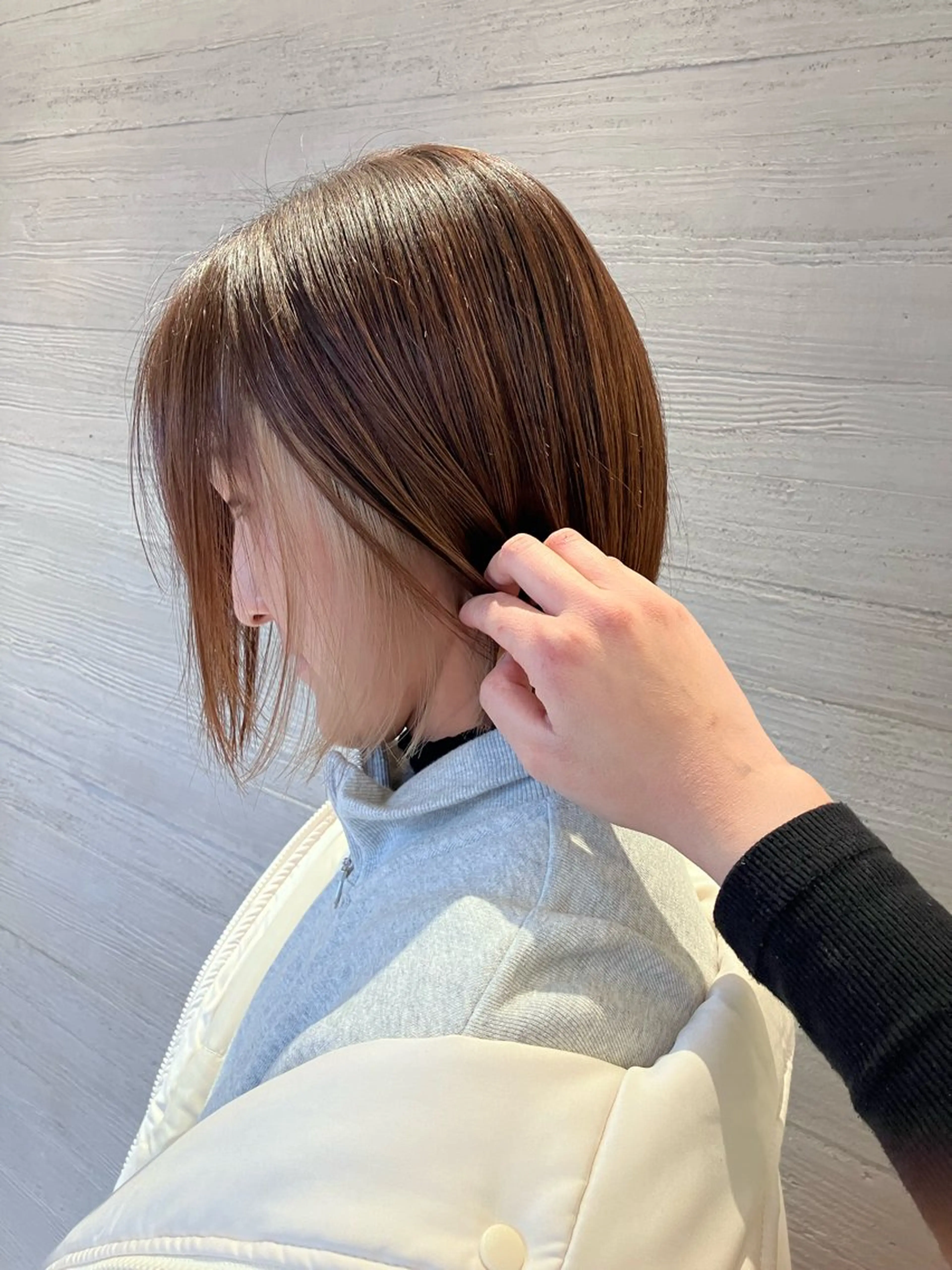 ショート カラー ベージュカラー ブリーチ ホワイトベージュ サキ🤍ハイトーン 🩰くびれ巻きヘアのヘアスタイル
