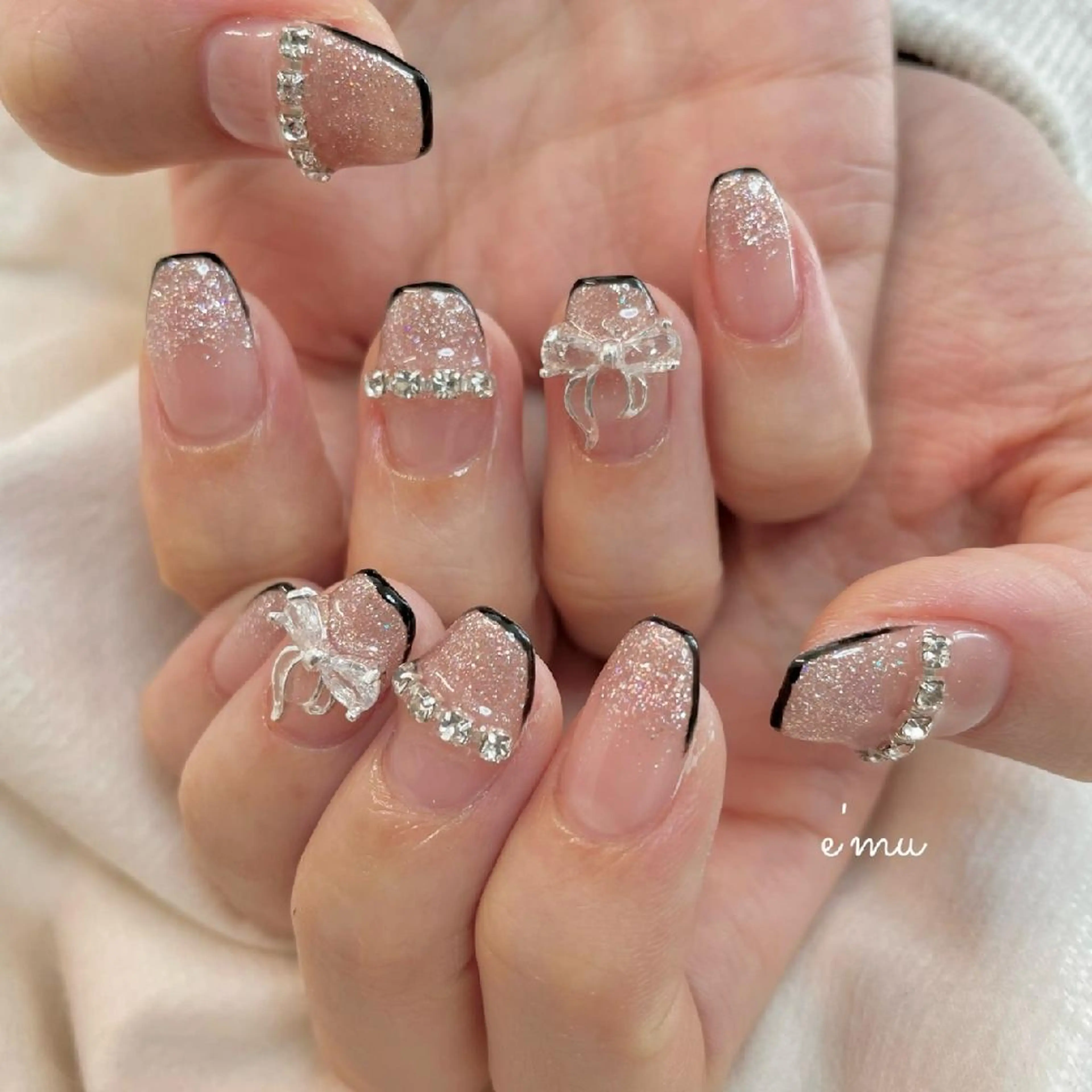 ネイル キラキラネイル 韓国ネイル リボン ワンホンネイル nail salon e'mu💐のネイルデザイン