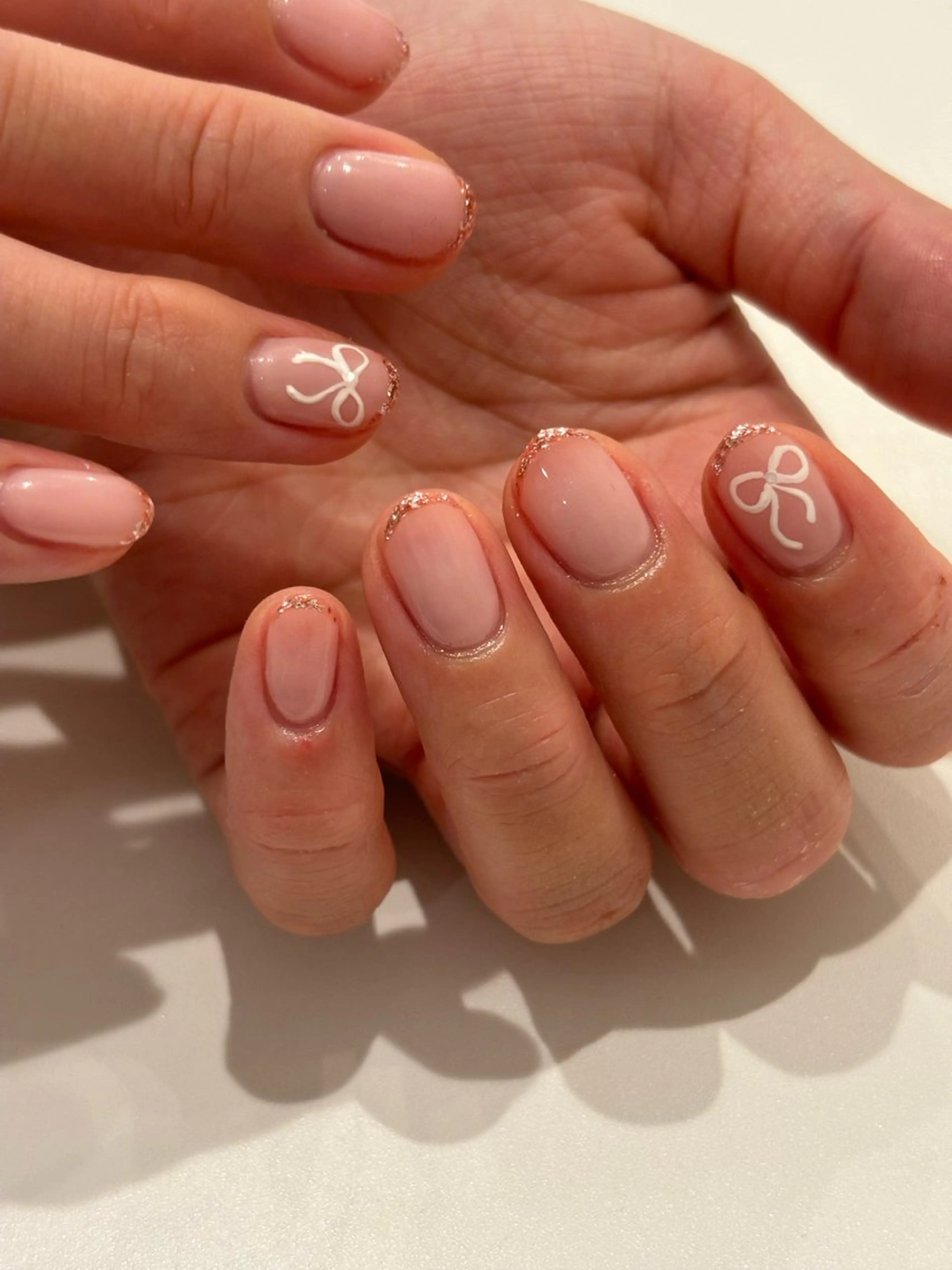 ネイル ガーリー オフィスネイル ピンク リボン ハンドネイル Ann. nail.tokyo所属・Ann nailのネイルデザイン