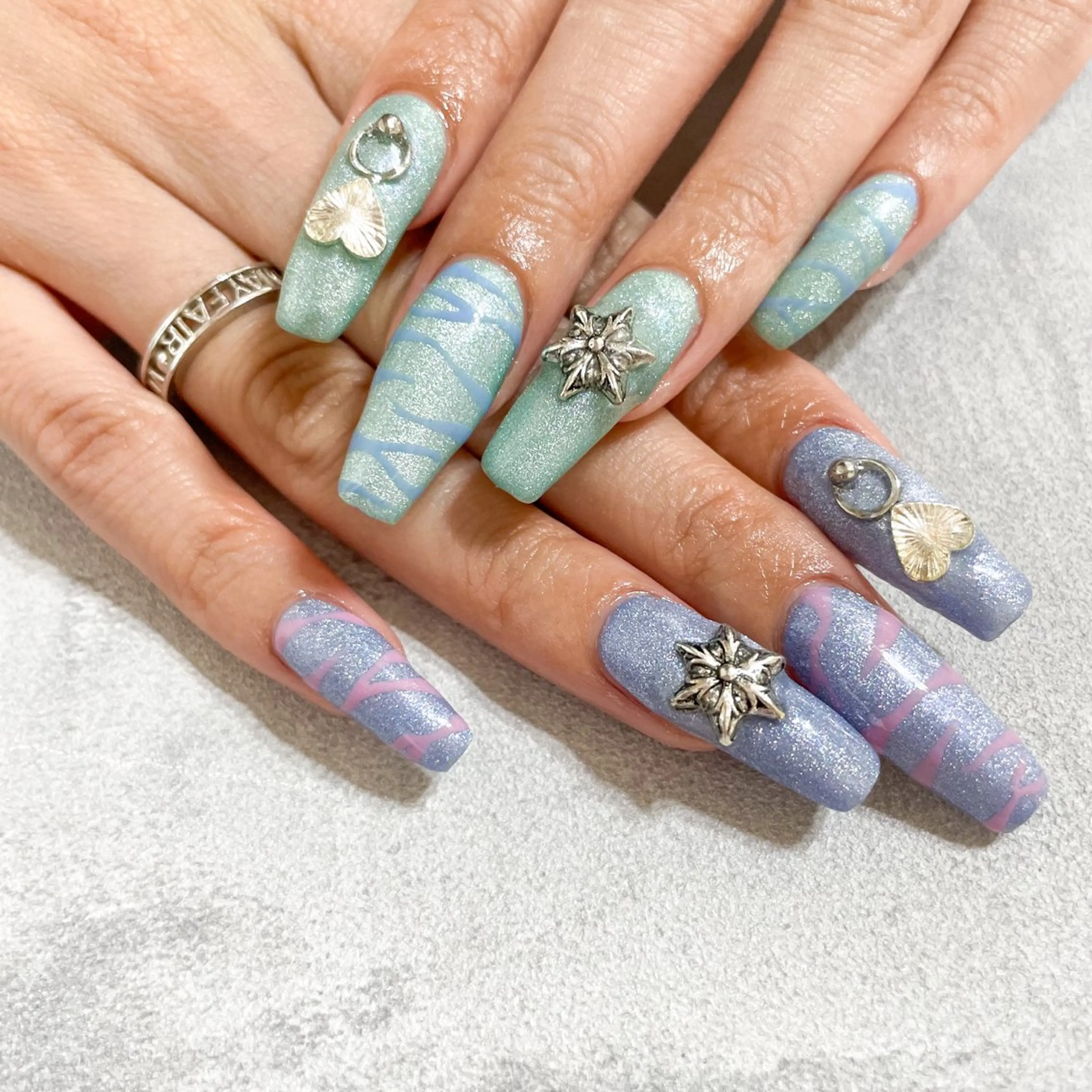 ネイル ハンドネイル ゴテゴテ💙ワンホン リオナのネイルデザイン