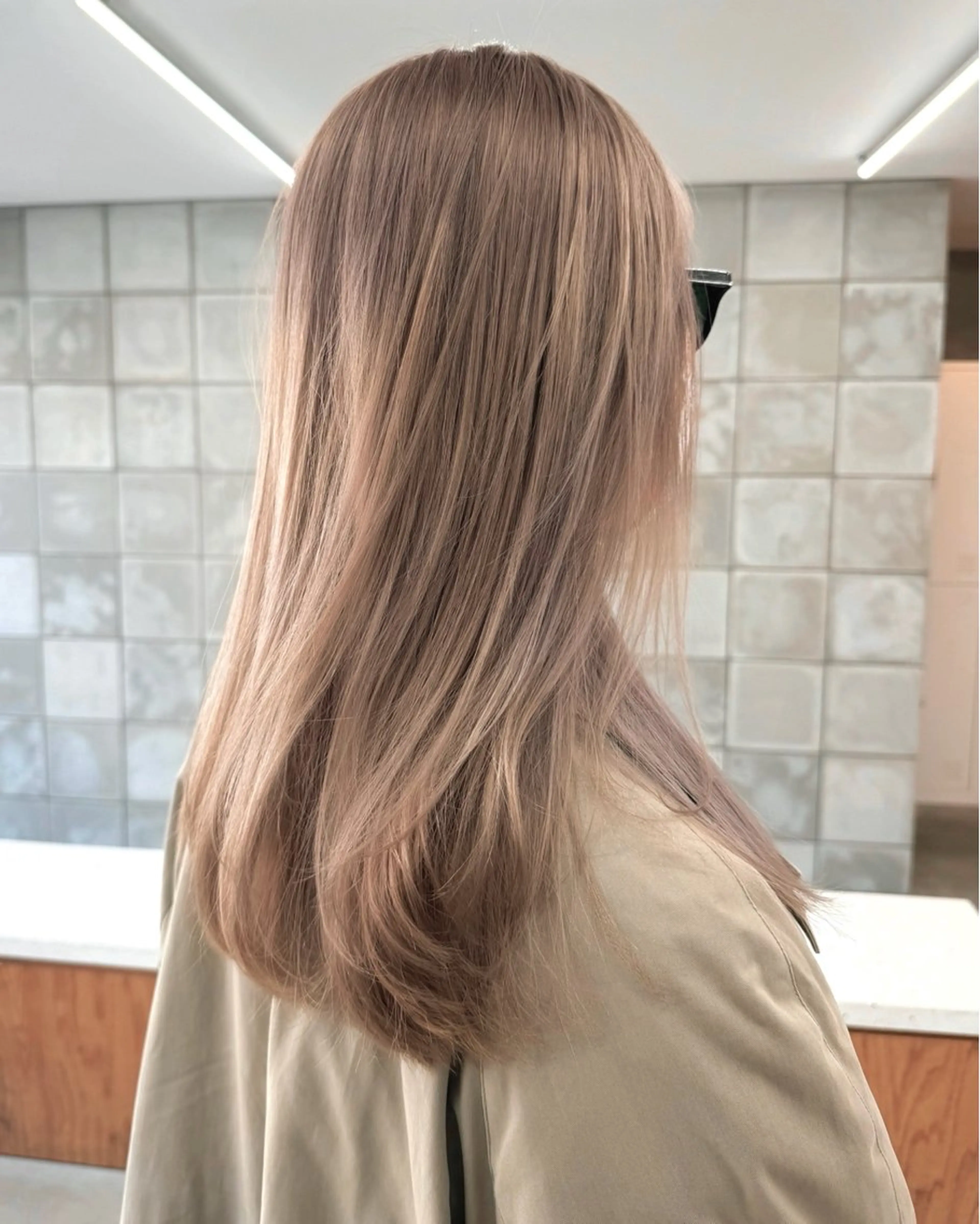 ロング カラー ベージュカラー ブリーチ ミルクティーベージュ ロング カット ヘアカラー トリートメント ベージュデザイン パーマKaito🌸のヘアスタイル