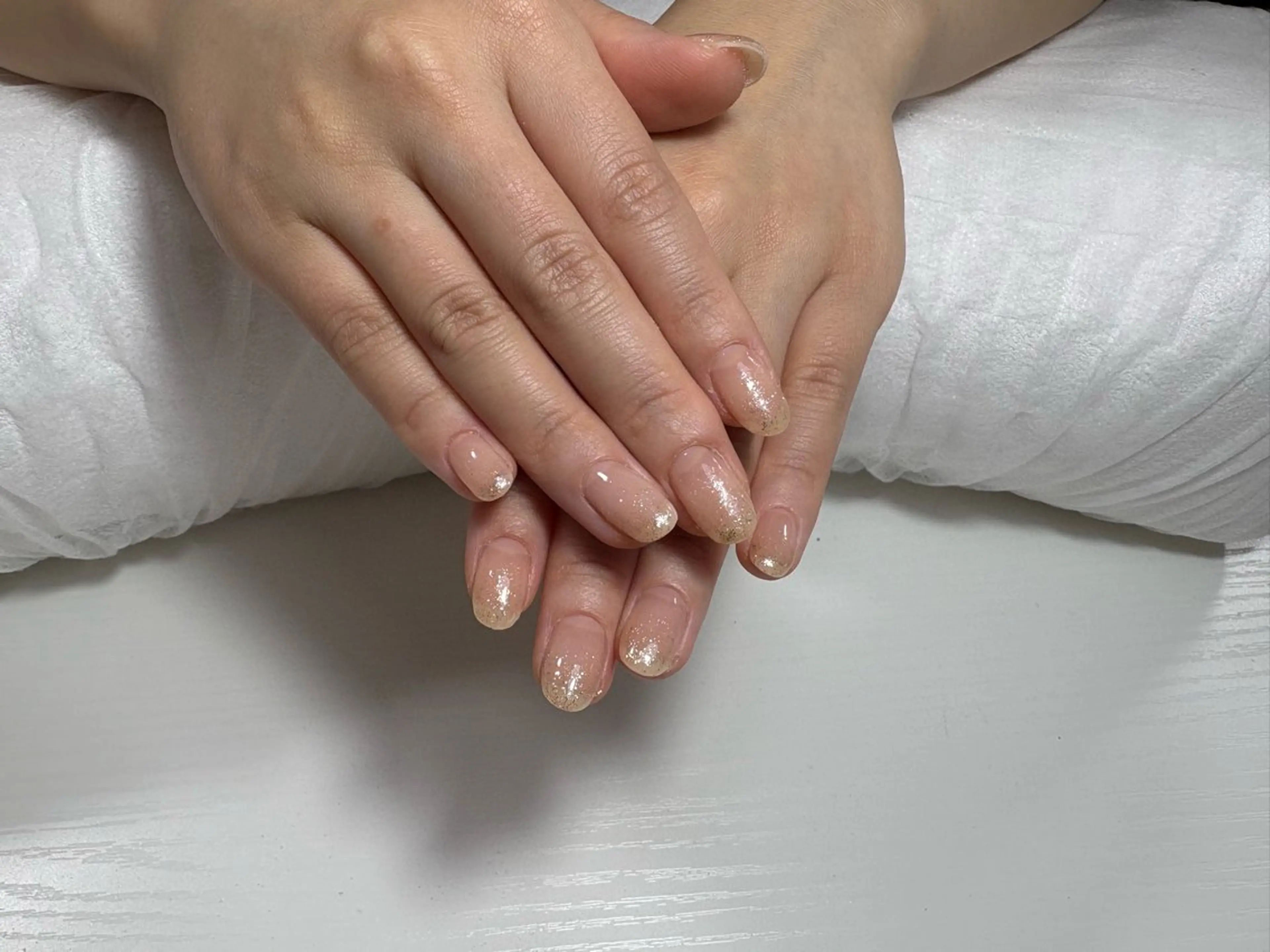 ネイル グラデーション 氷ネイル・うるうるネイル 韓国ネイル ラメ(グリッター) ラメグラデーション WHITE NAIL 難波店所属・荒木 綾花のネイルデザイン