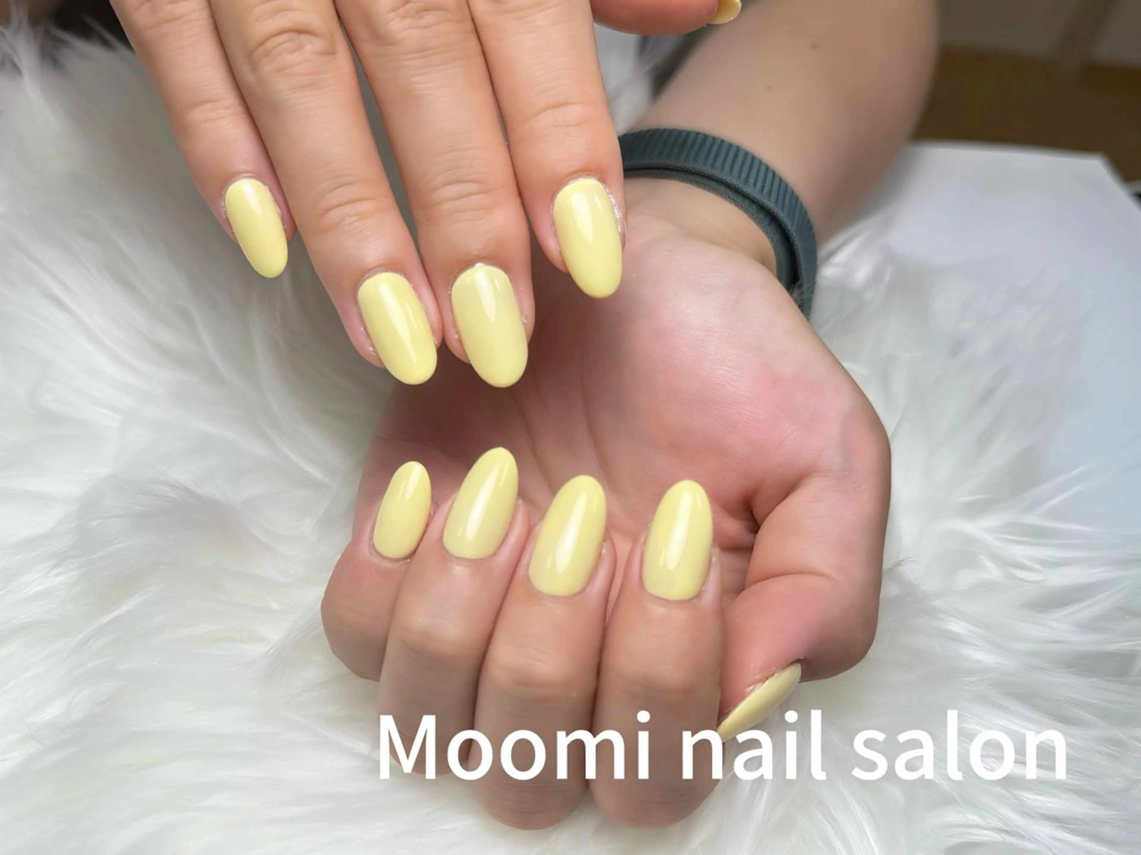 ネイル ワンカラーネイル 黄色 ハンドネイル Moomi nail salon新宿所属・Moomi nail salonのネイルデザイン