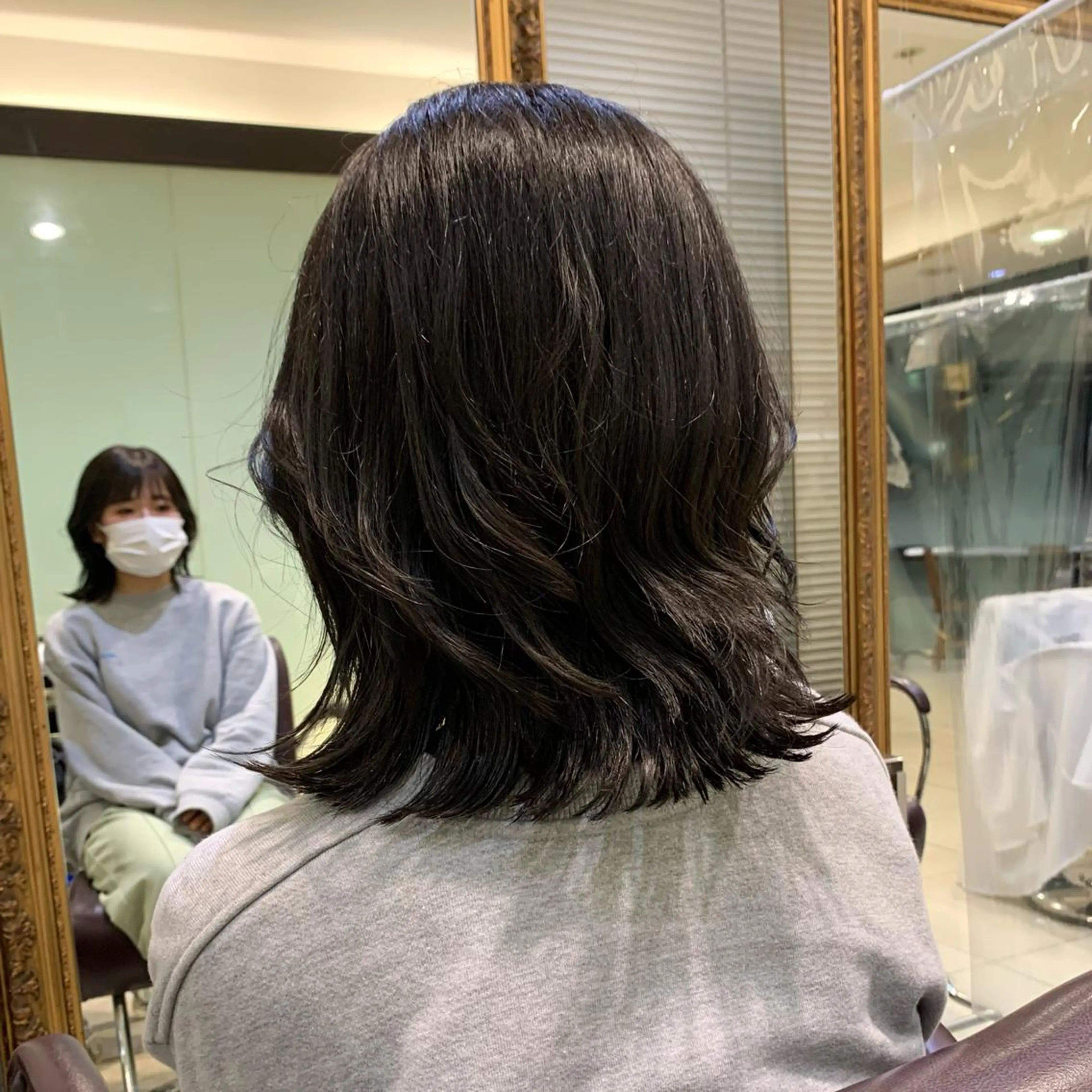 ミディアム くびれヘア レイヤーカット タンバルモリパーマ 礒井メンキのヘアスタイル