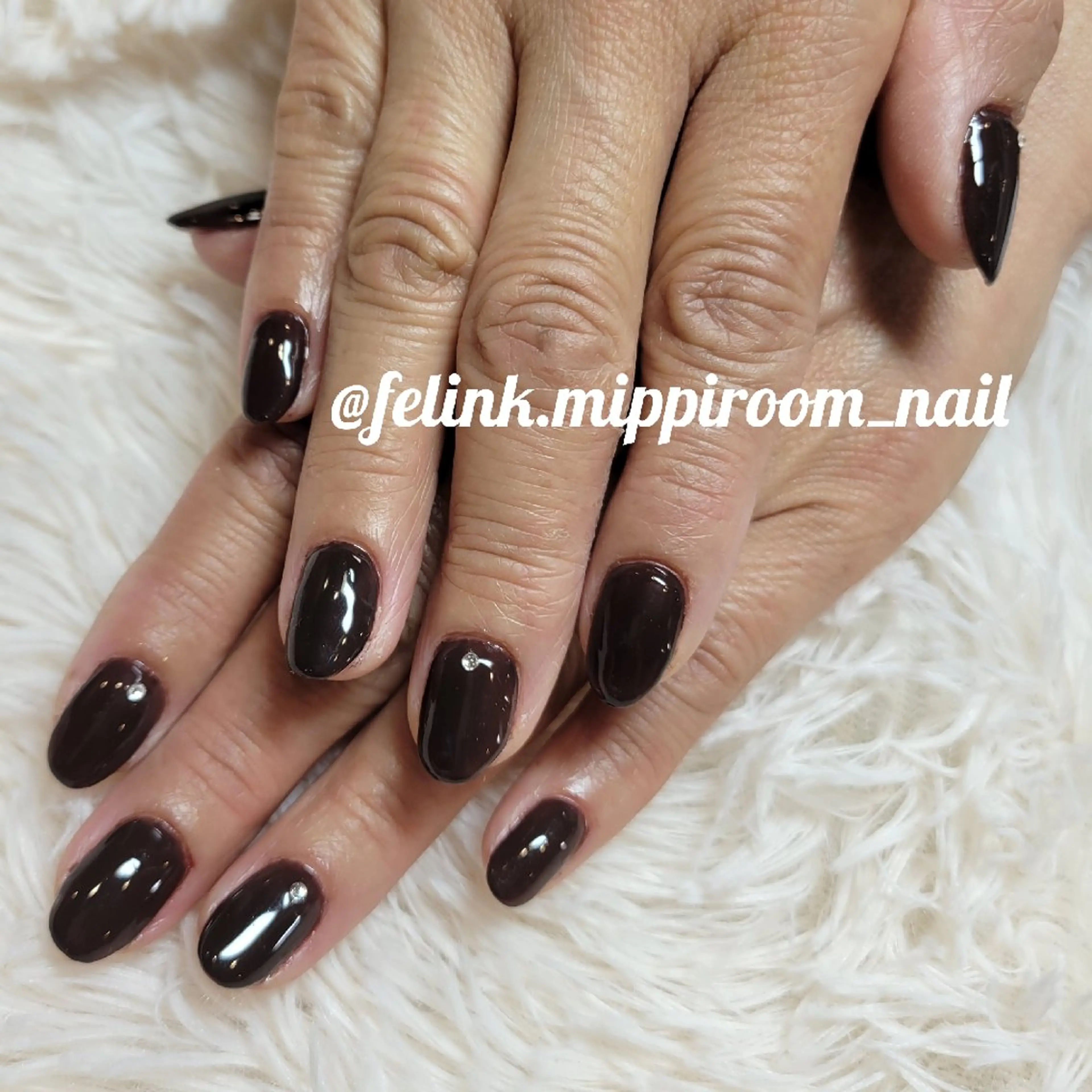 ネイル ブラウン キラキラネイル ストーンネイル ハンドネイル Nail&Eyelash ビューティーサロンFelink所属・felink  miyuki のネイルデザイン
