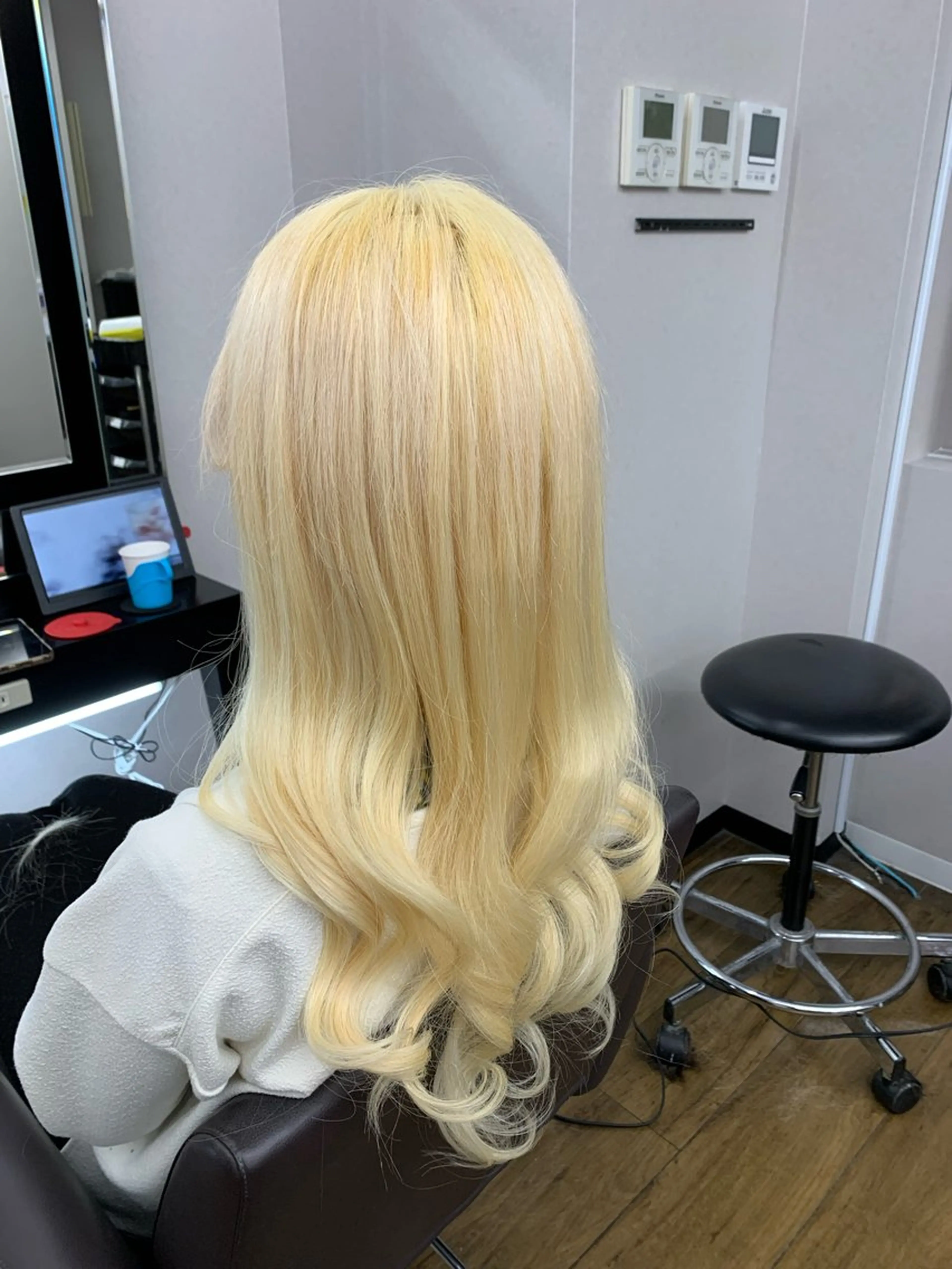 ロング 奥本 侑 ハイトーン、髪質改善のヘアスタイル