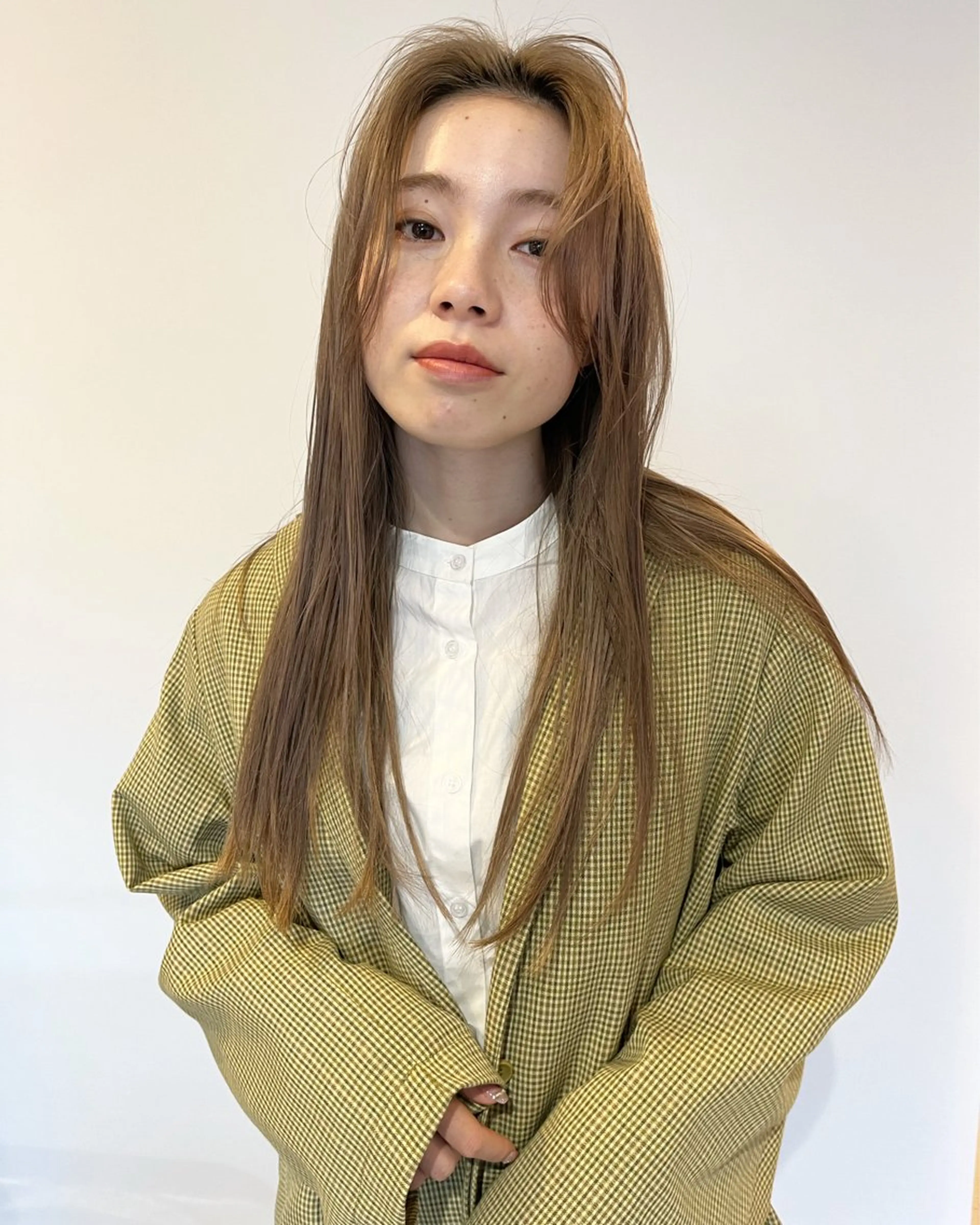 ロング カラー ベージュカラー ブリーチ かきあげバング 鈴木 美紅のヘアスタイル