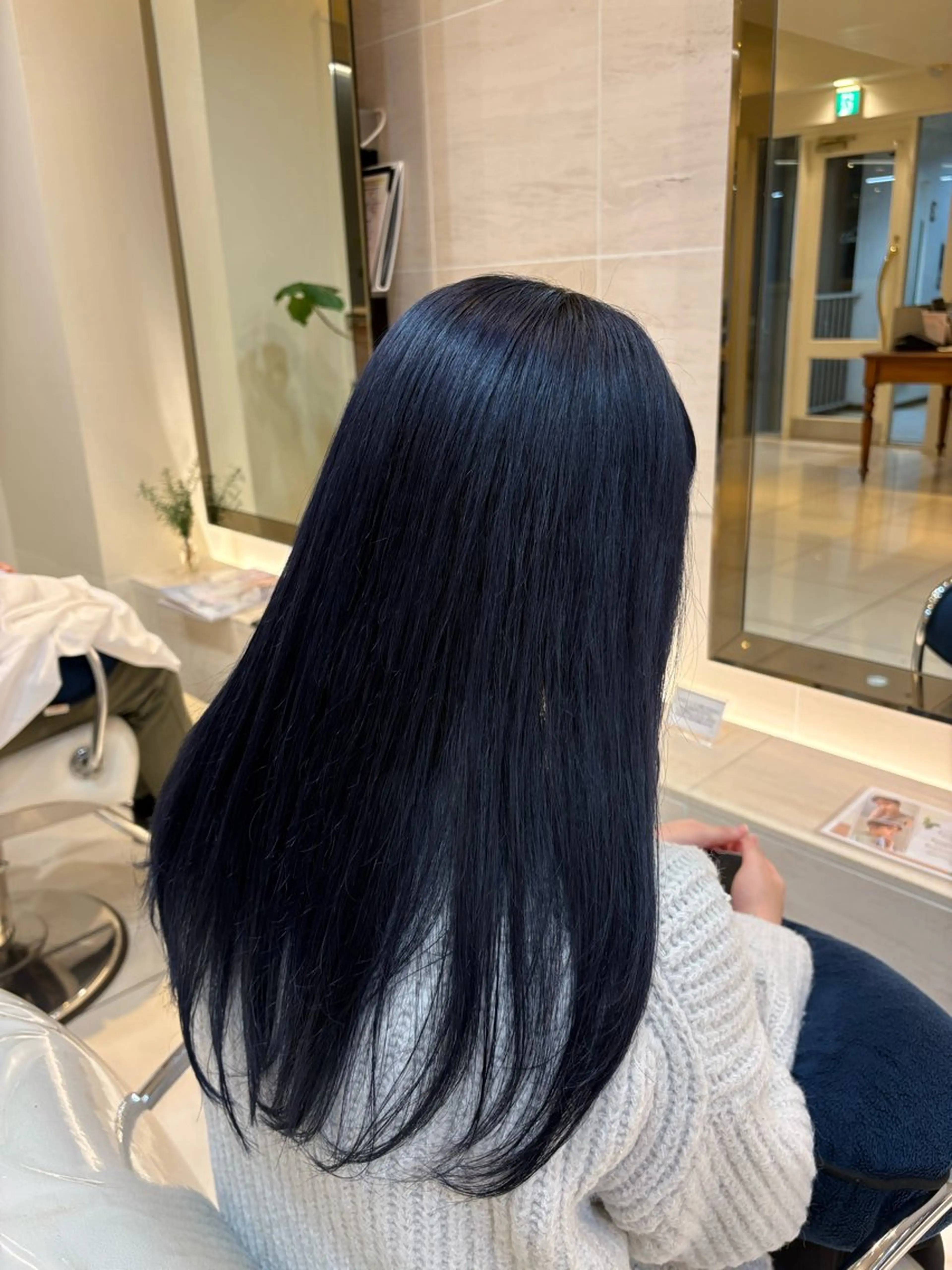 ロング カラー ブルーカラー 坂田 愛彩萌のヘアスタイル