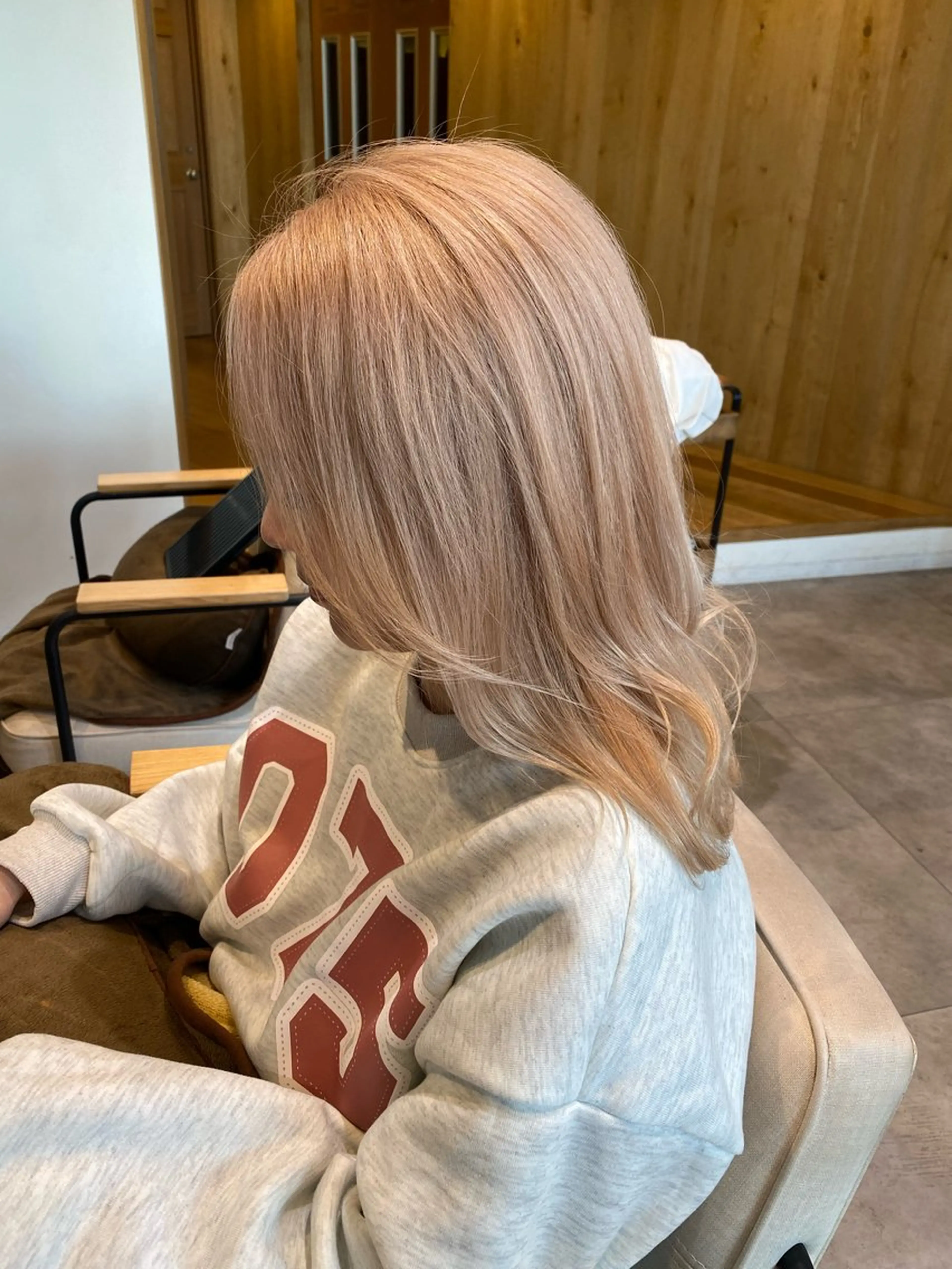 セミロング カラー ブリーチ ブロンド カット ヘアカラー 南上 野々佳のヘアスタイル