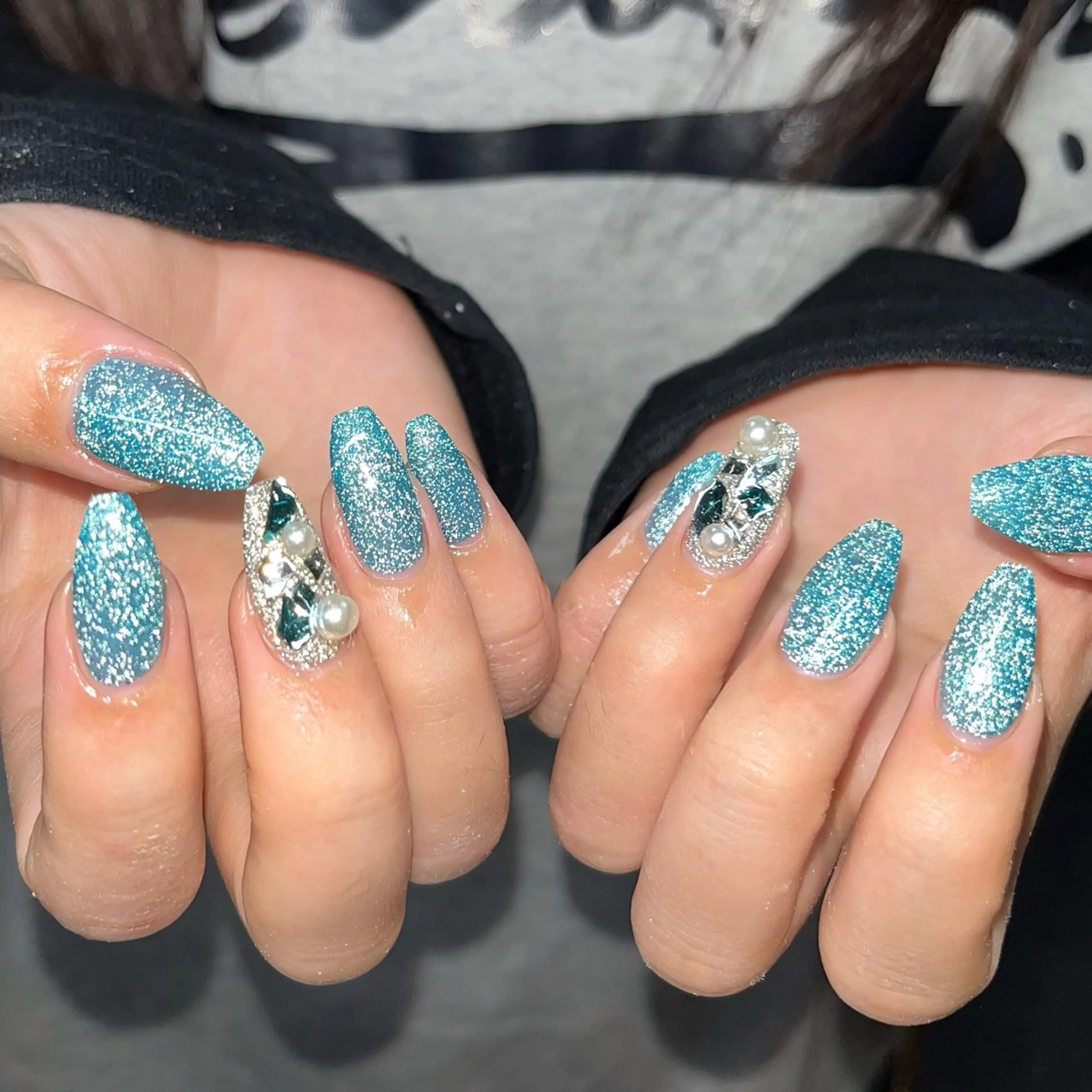 ネイル チークネイル フラッシュネイル ハート 水色 ミラーネイル ハンドネイル ハンドケア 🫧OPELIA NAIL渋谷🫧のネイルデザイン