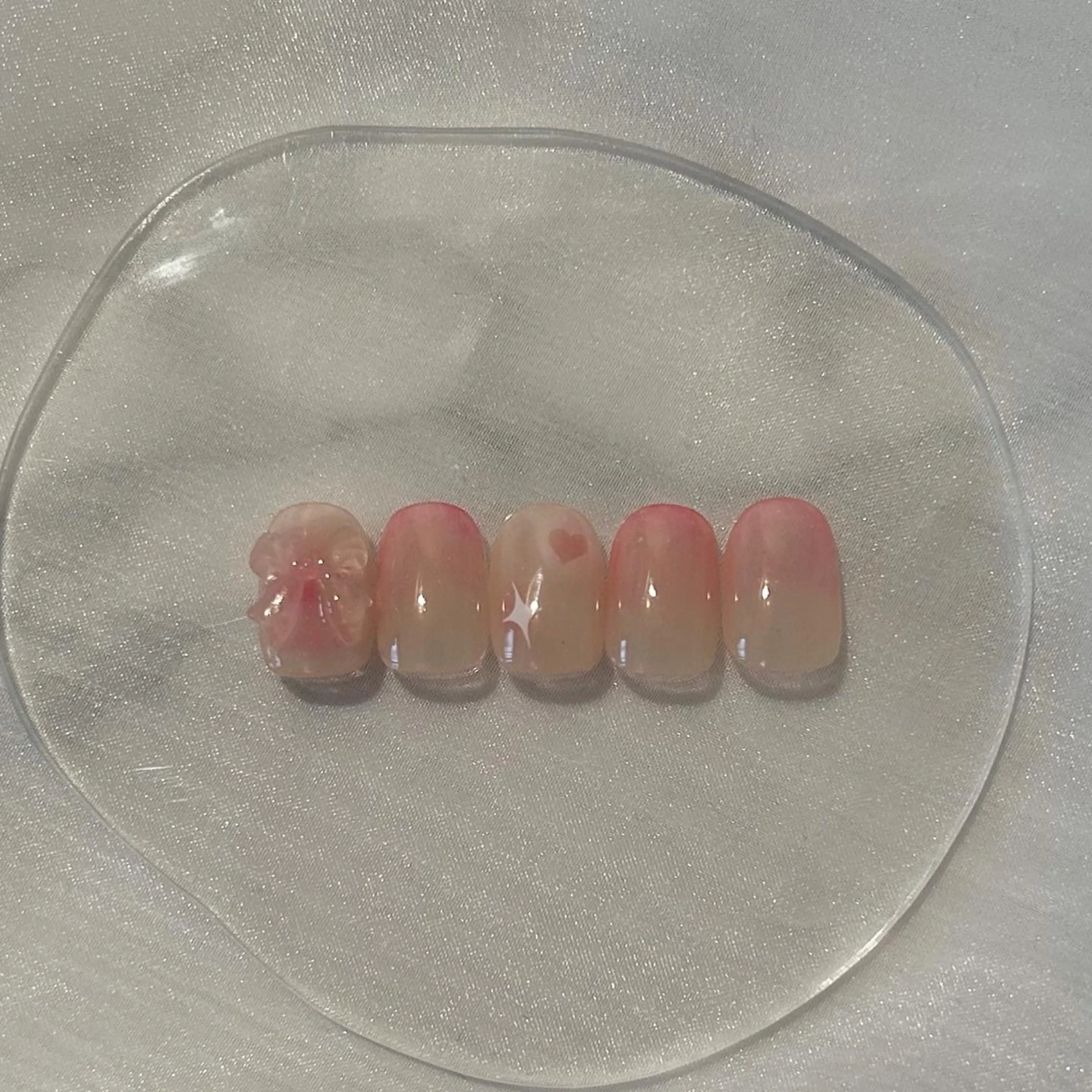 ネイル チークネイル フレンチネイル ガーリー グラデーション ハート ハンドネイル ハンドケア lyly.nail所属・lylynail YUUKAのネイルデザイン