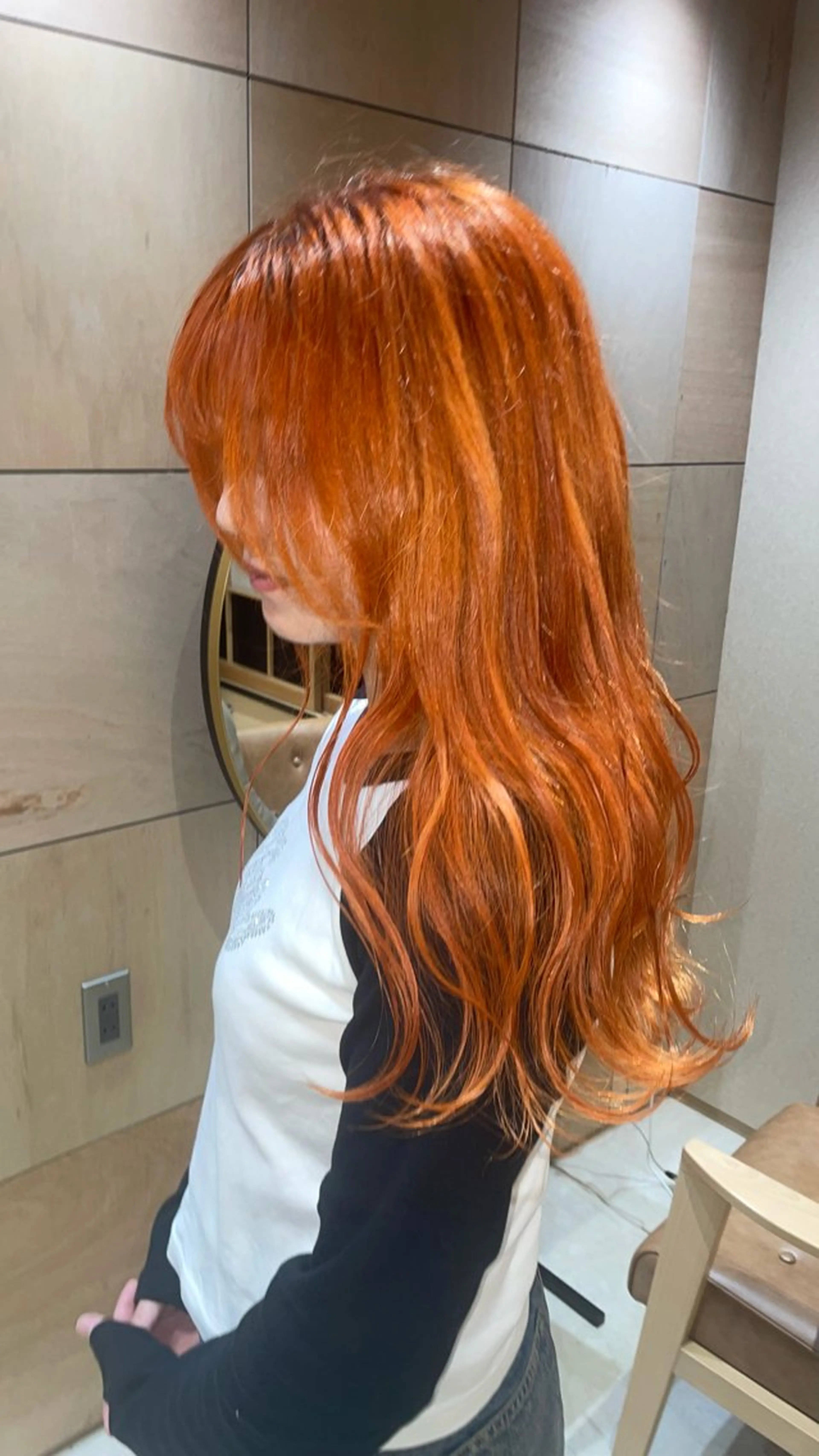 ロング カラー オレンジ ヘアカラー 進藤 来実のヘアスタイル