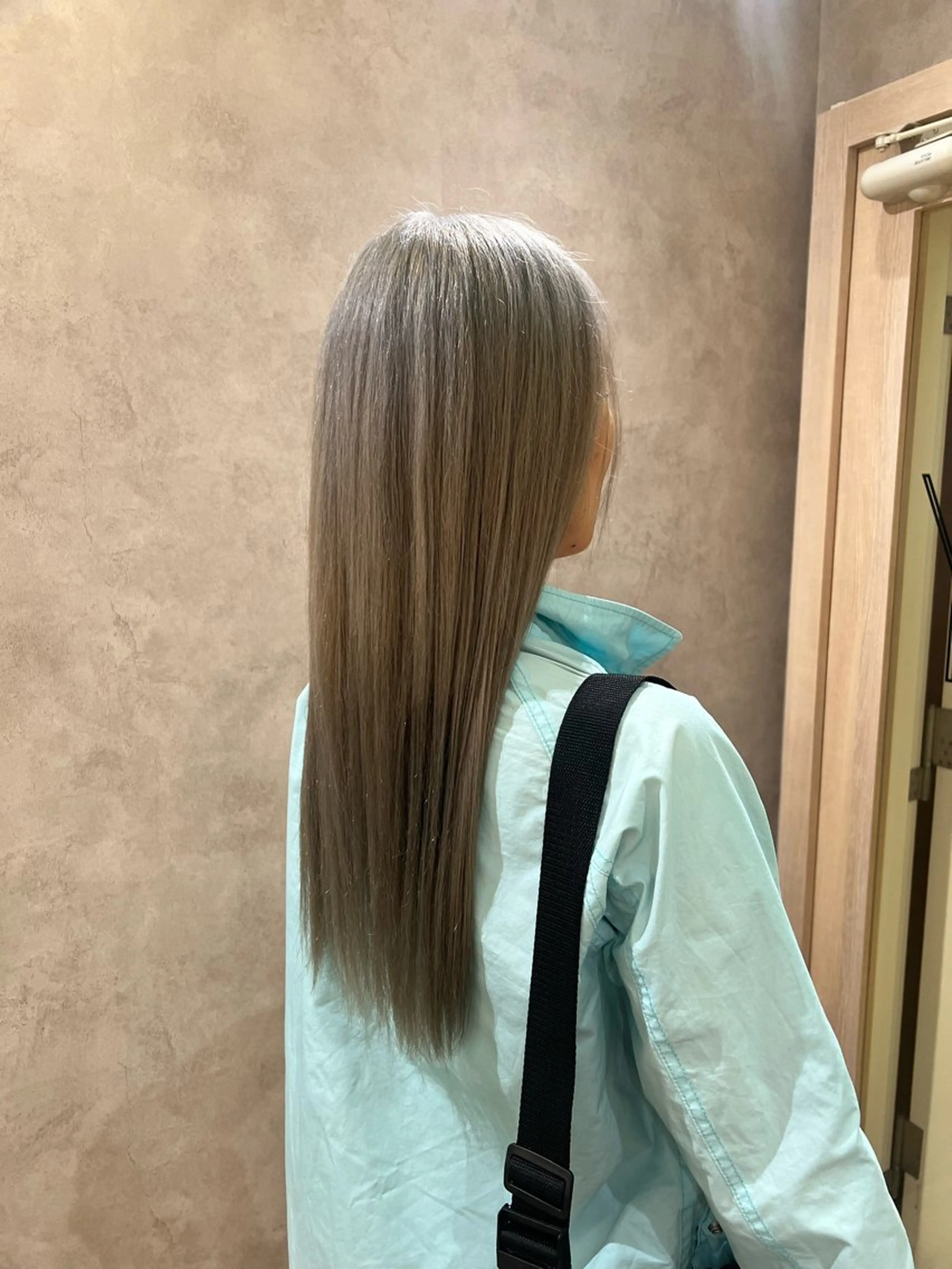 ロング カラー ブリーチ シルバー 茂木 未海のヘアスタイル