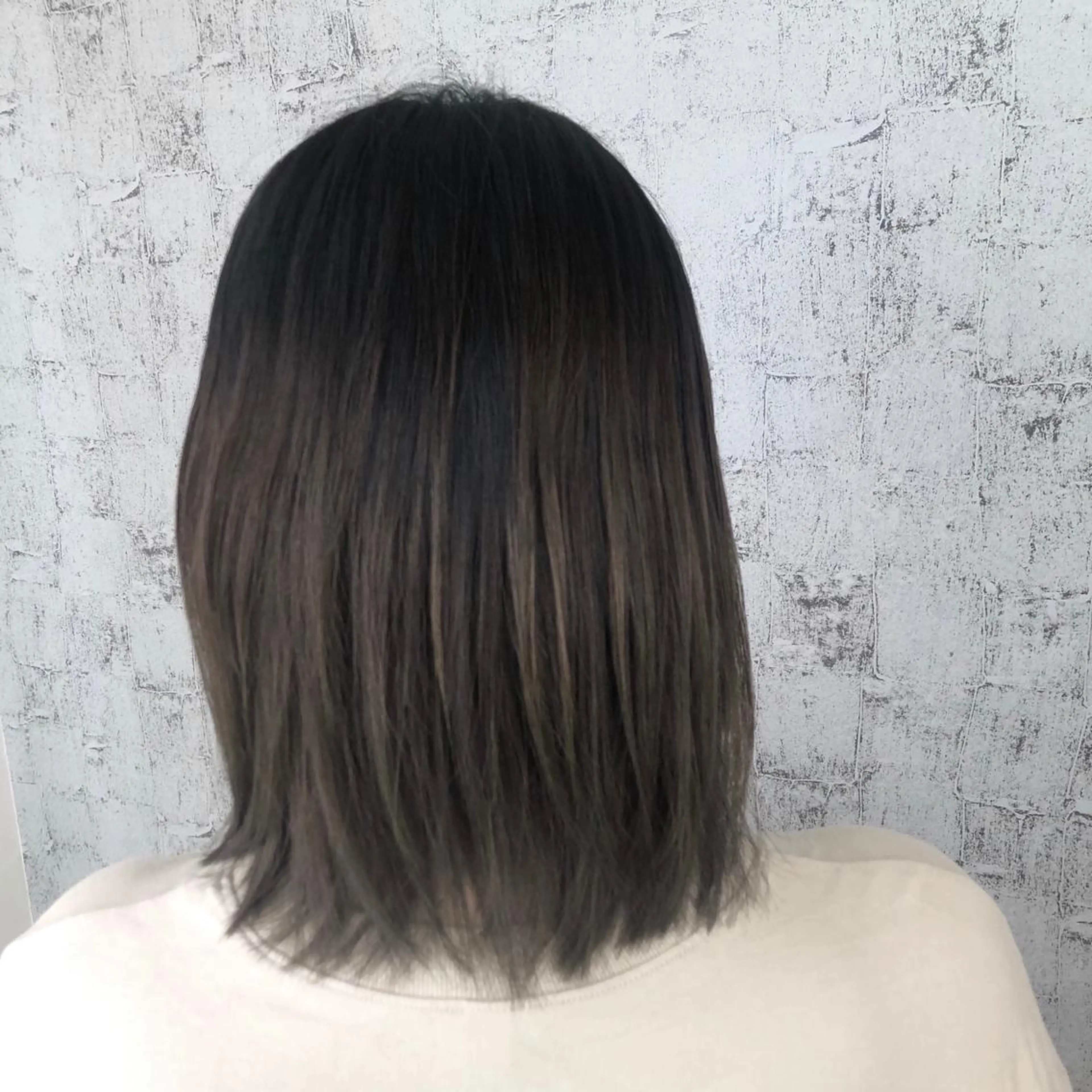 ミディアム カラー アッシュ 黒髪 デザインカラー グラデーションカラー ベージュ/インナー カラー🤍Rieのヘアスタイル