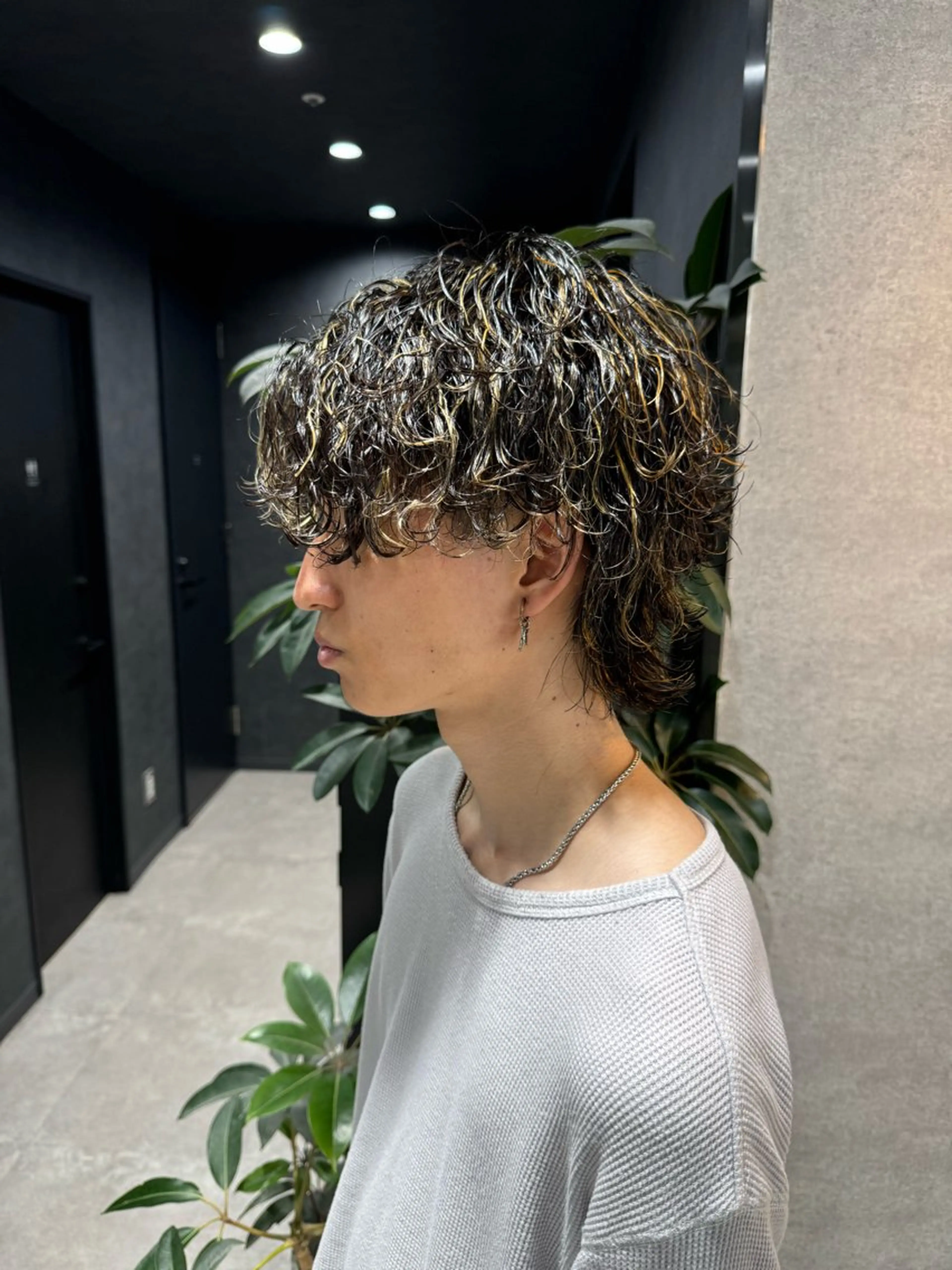 ショート カラー パーマ ヘアアレンジ メンズ メンズブリーチ センターパート メンズハイライト メンズハイトーン マッシュ スパイキー/フェザー /波巻き/かいとのヘアスタイル
