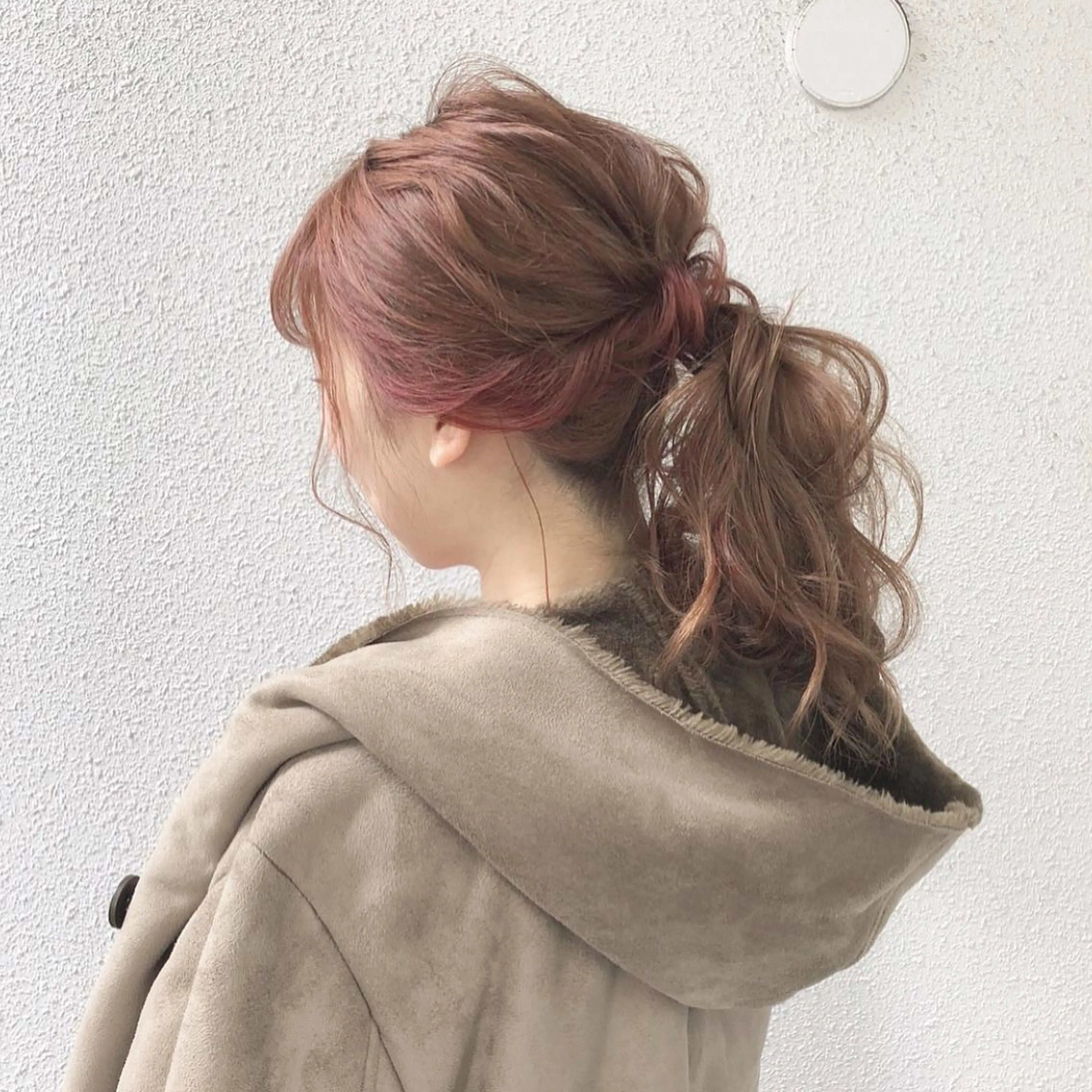 セミロング カラー ヘアアレンジ ポニーテール ベージュカラー インナーカラー ピンクカラー autre所属・大久保 ひでなりのヘアスタイル