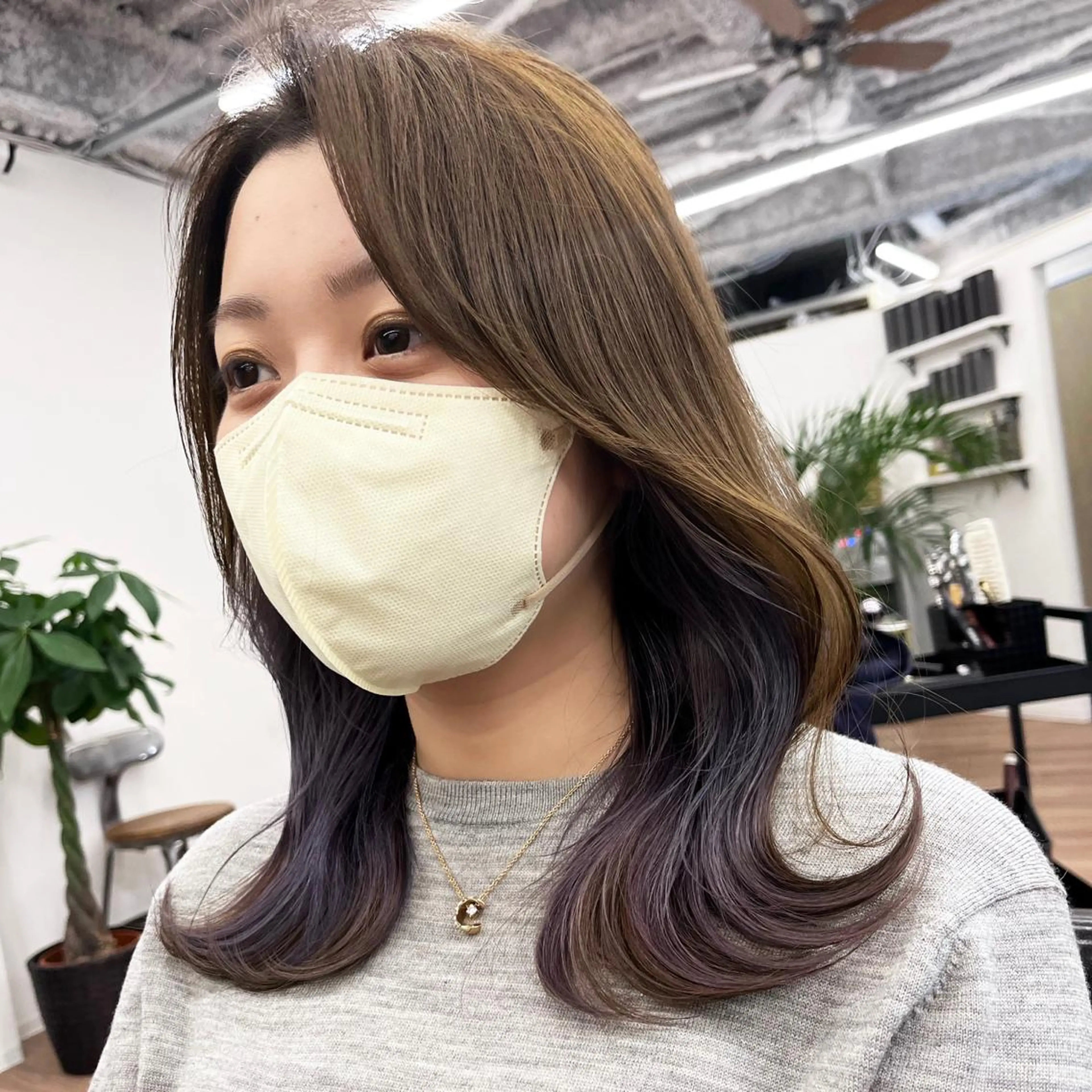 ミディアム カラー 黒髪 ブルーカラー ブルーブラック インナーカラー くせ毛 カット ヘアカラー トリートメント 韓国レイヤー×透明感 髪質改善　武田涼のヘアスタイル