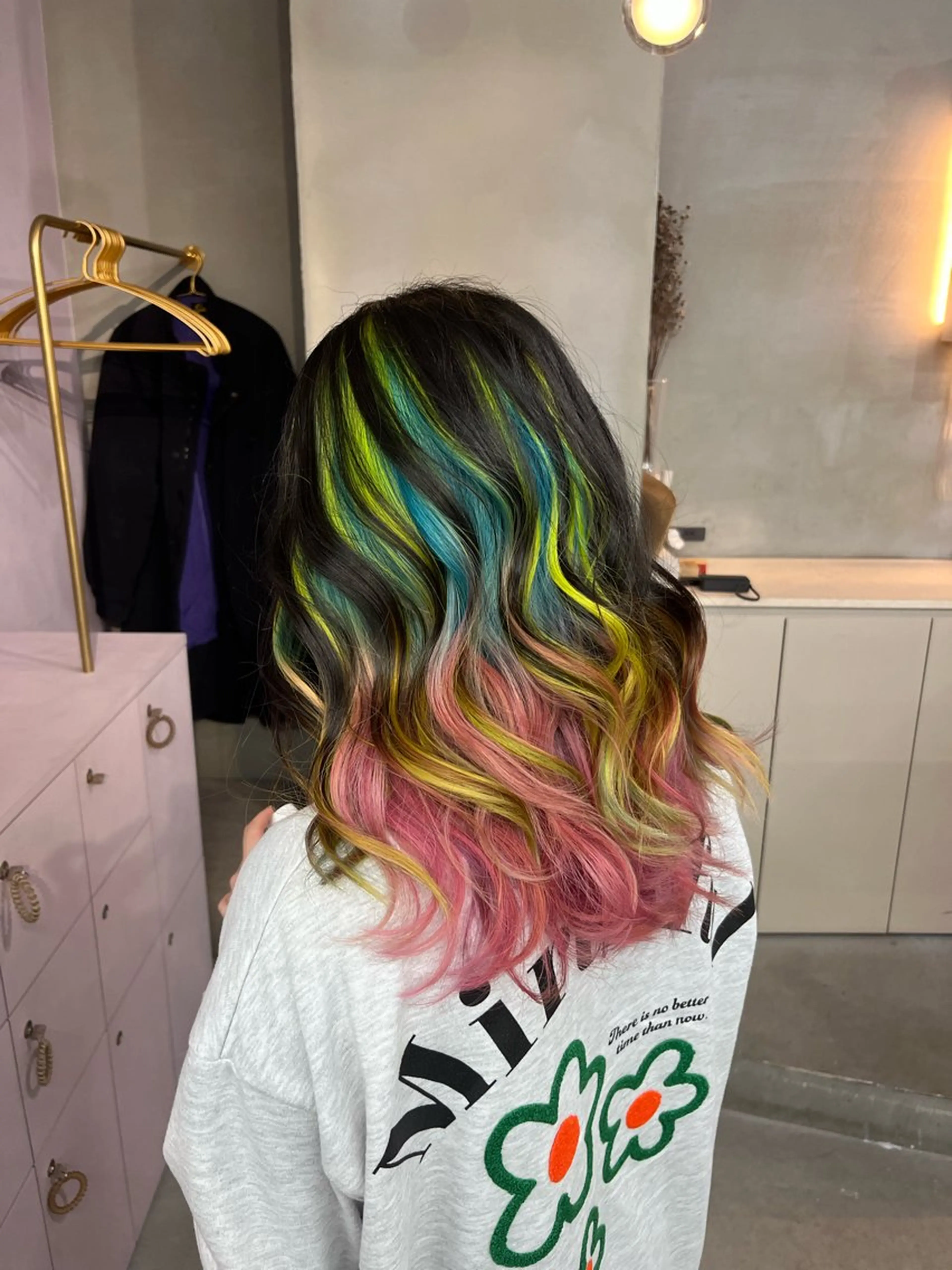 セミロング カラー ブリーチ ブルーカラー グラデーションカラー ピンクカラー イエローカラー qulim hair所属・赤座 早紀【qulim】のヘアスタイル