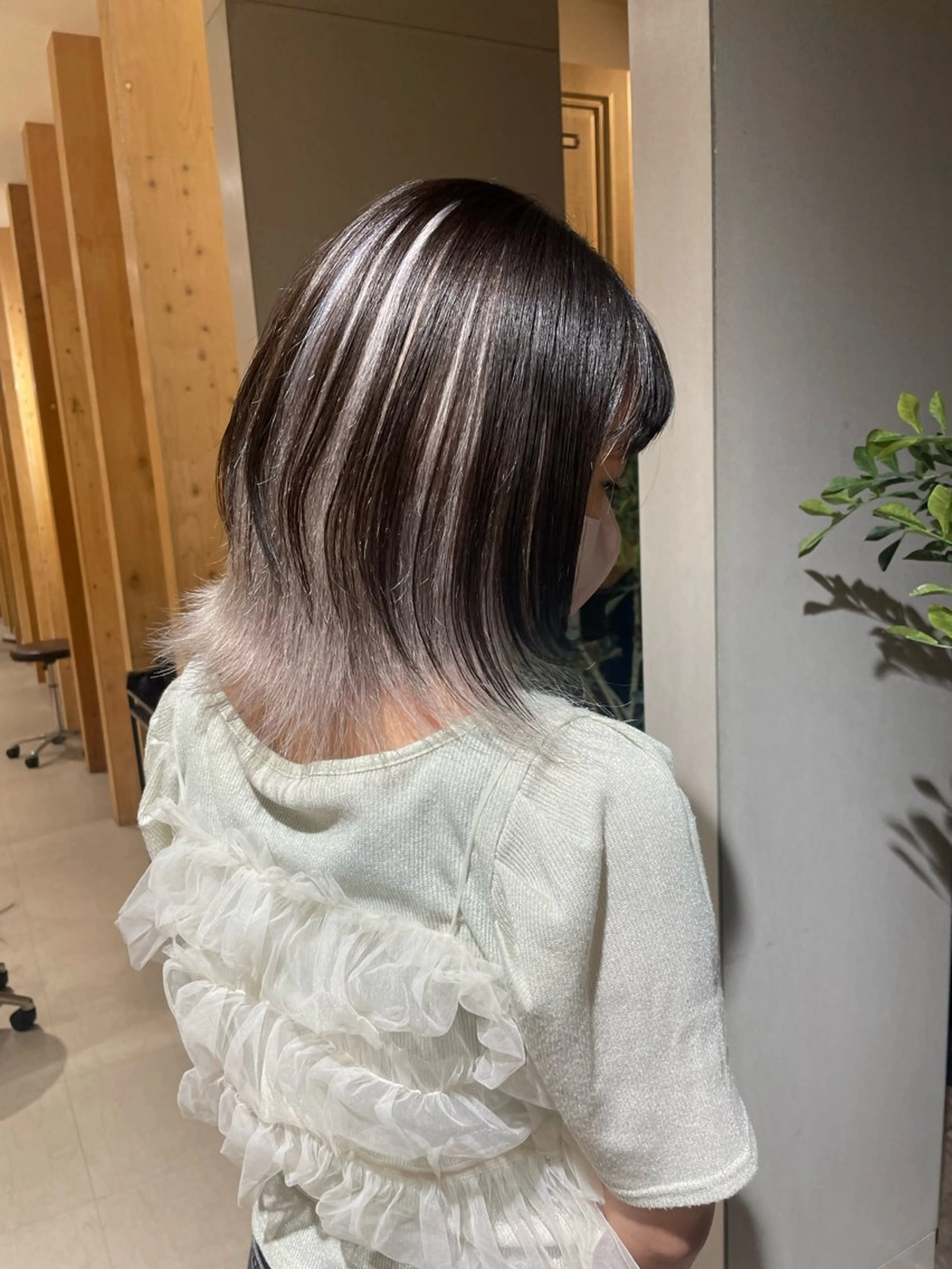ミディアム カラー ブリーチ ダブルカラー インナーカラー シルバー ホワイトシルバー 中山 遥のヘアスタイル