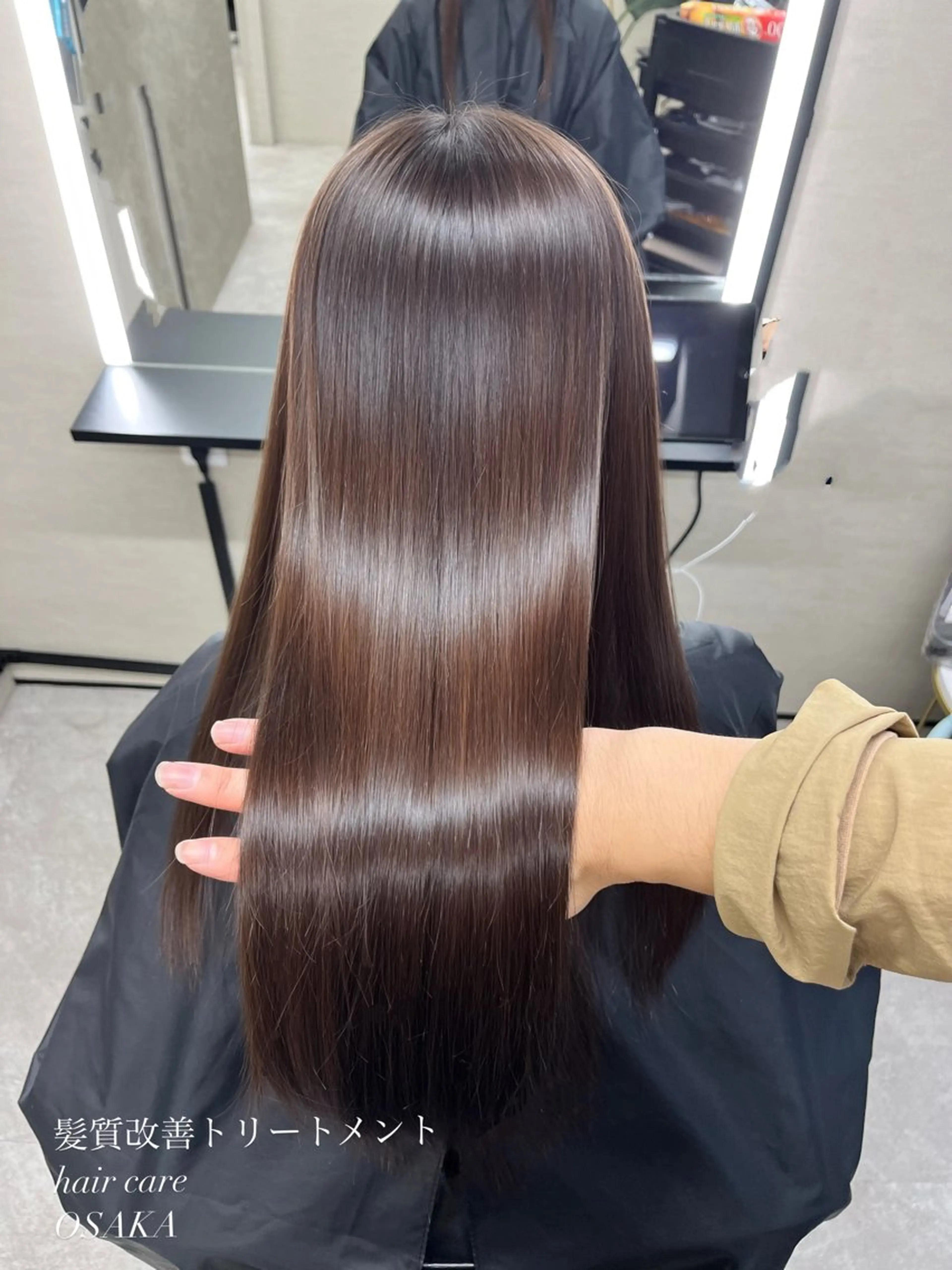酸性ストレート+髪質改善【癖毛うねり広がりパサつき】　一度の施術で美髪へ導きます　カットはレイヤーカットのみのモデルですの写真