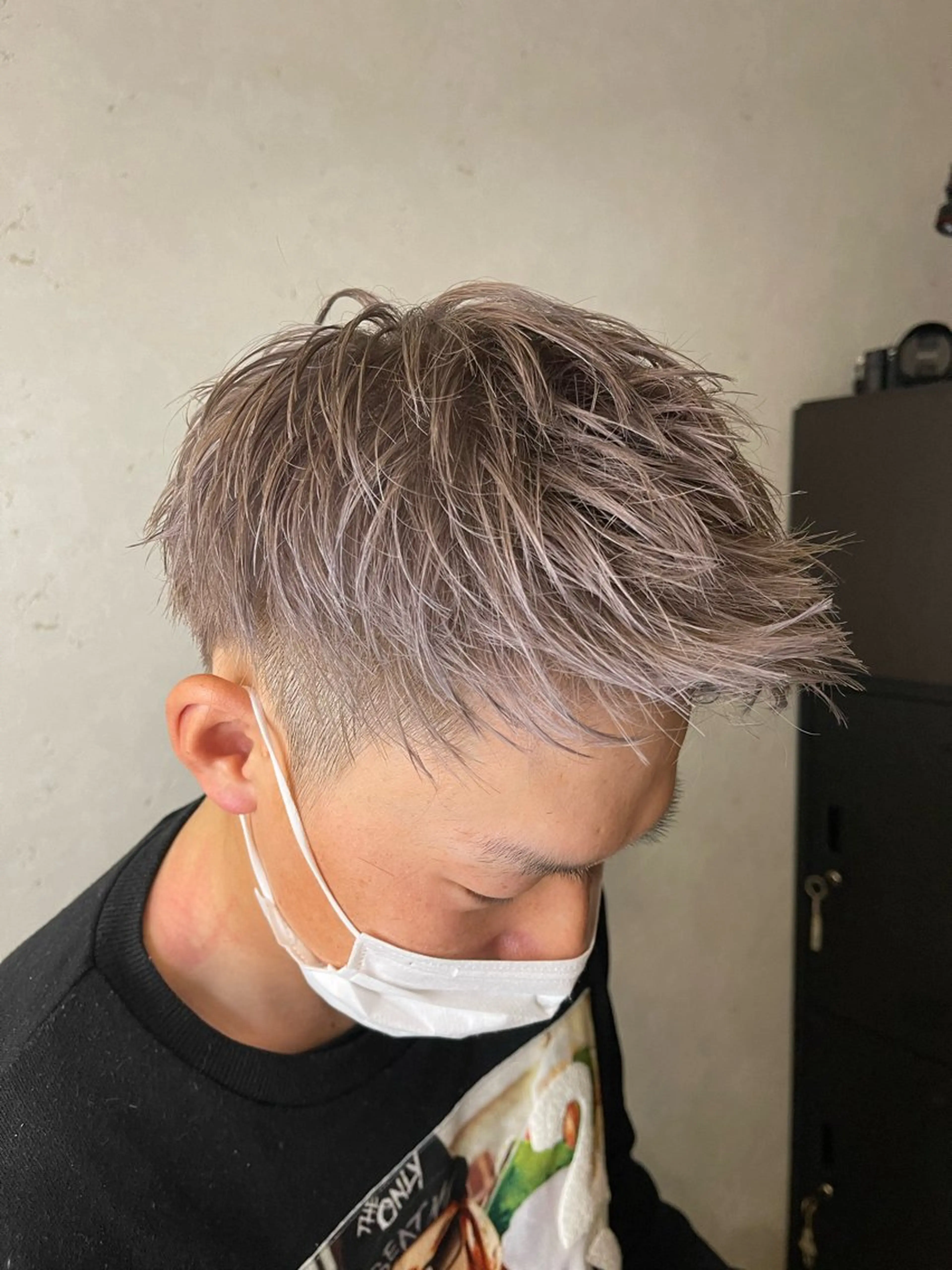 カラー メンズ メンズブリーチ ブリーチ ケアブリーチ 透明感カラー シルバー ヘアカラー Taku ／ケアハイトーンのヘアスタイル