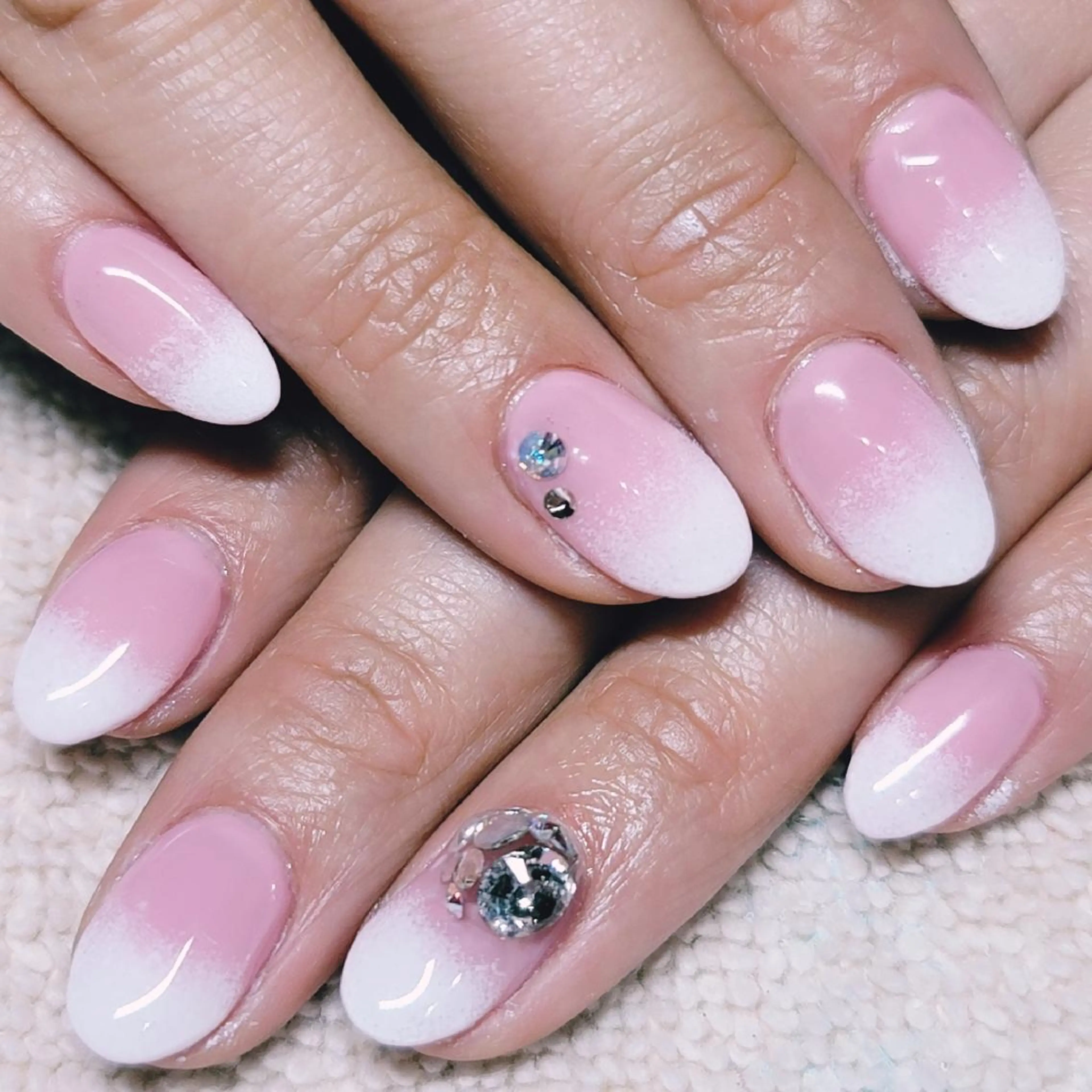 ネイル グラデーション ピンク ストーンネイル ハンドネイル よしだ ひろきのネイルデザイン