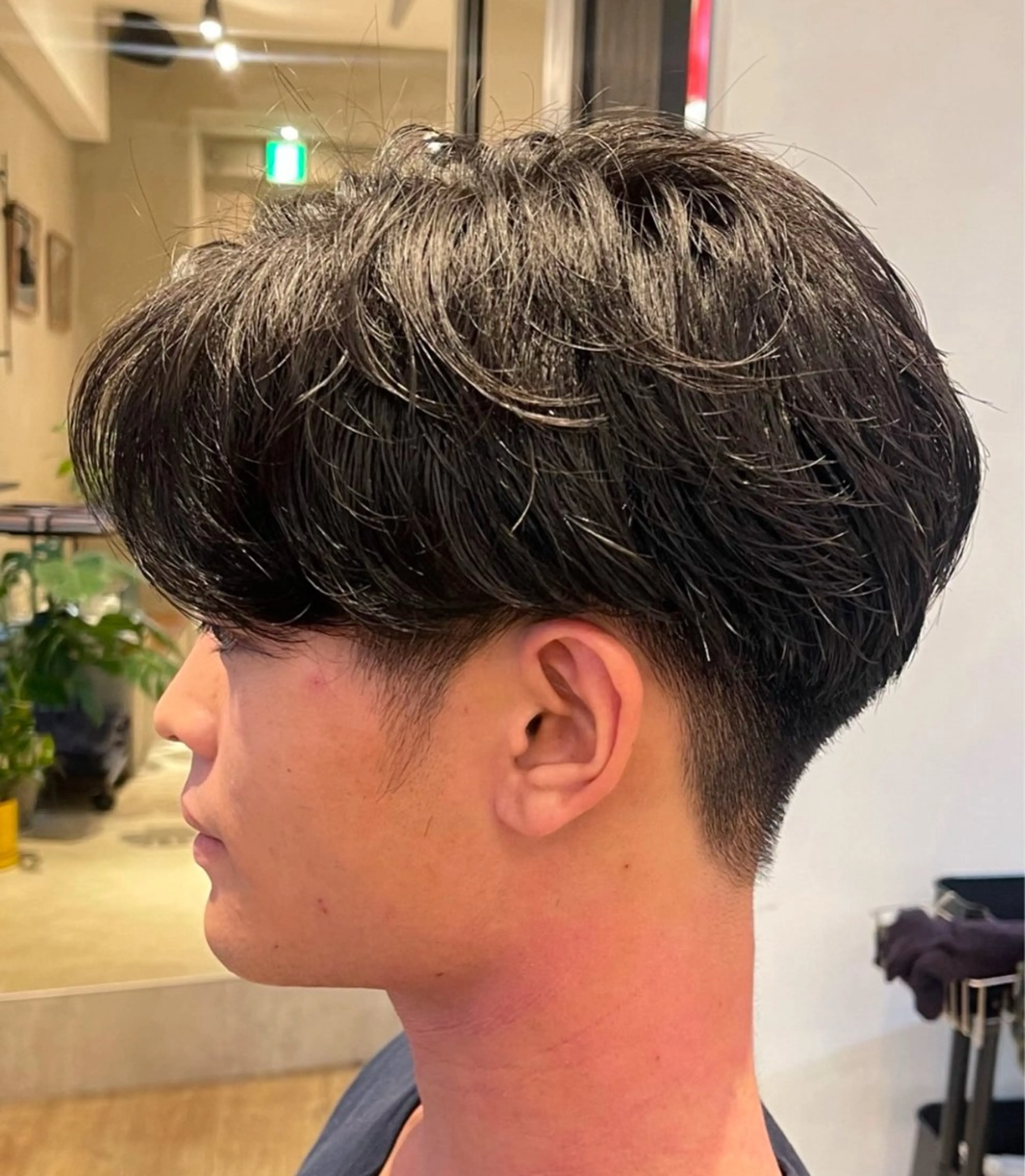 ショート パーマ メンズ ビジネス センターパート フェードカット フェザーパーマ メンズ韓国風 カット パーマ トリートメント ヘアセット youres hair 髪質改善トリートメント&ヘッドスパ　新宿WEST【ユアーズヘア】所属・新宿メンズパーマ TAKEメンズカットのヘアスタイル