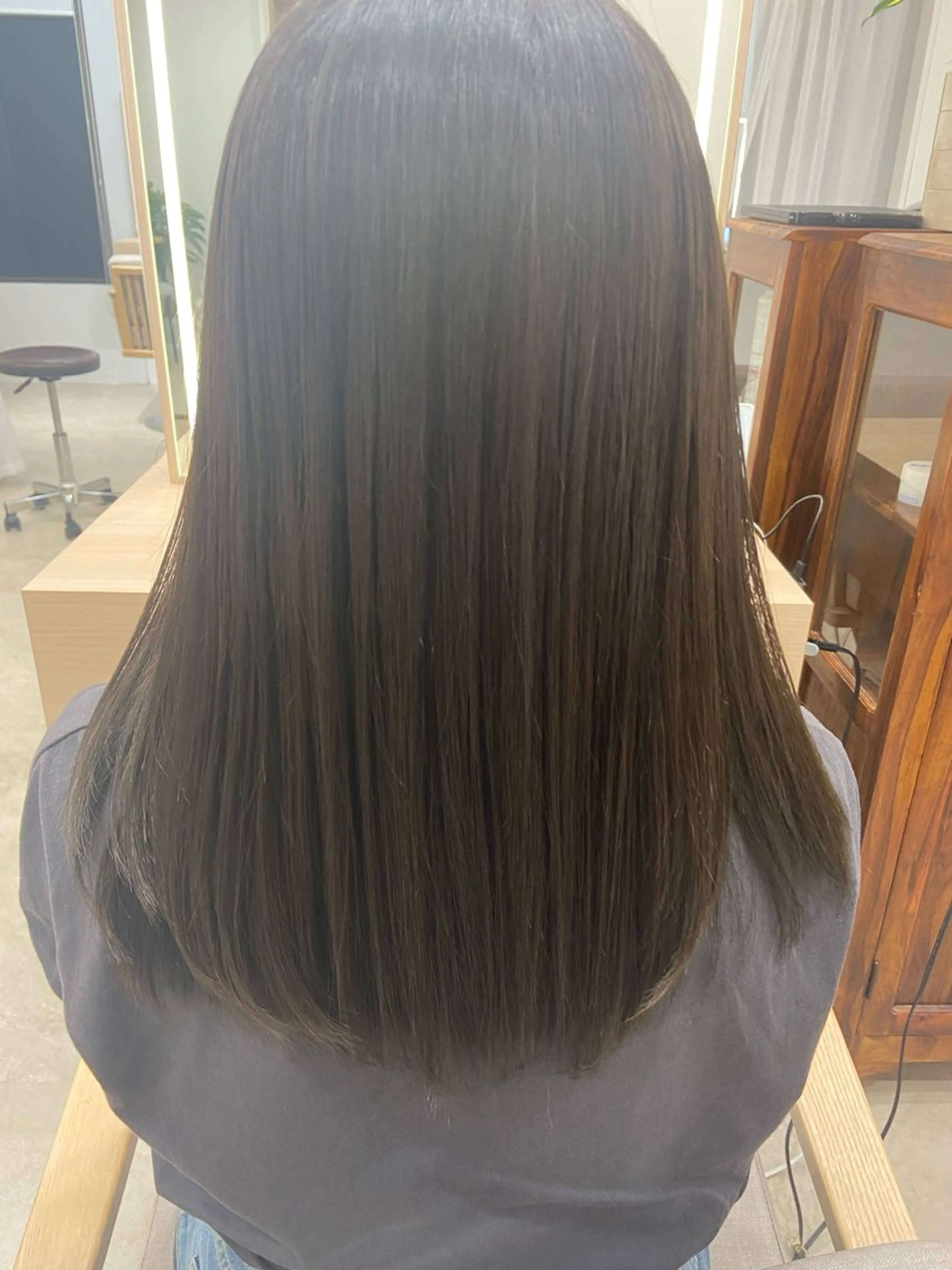 セミロング 佐藤 美咲のヘアスタイル
