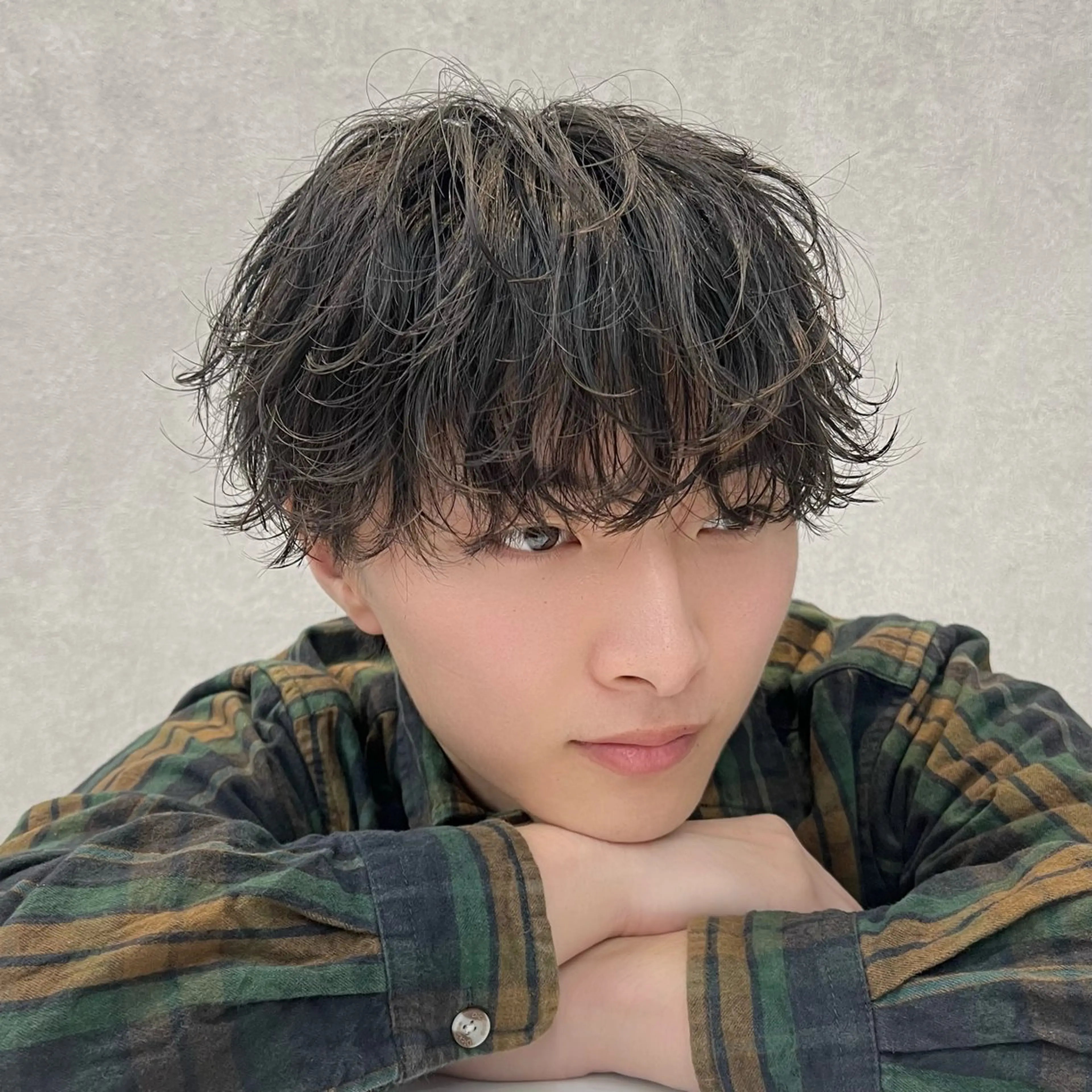 ミディアム パーマ メンズ ミディアムパーマ メンズパーマ フェザー/ゆるふわ パーマ/鐘ヶ江 航青のヘアスタイル