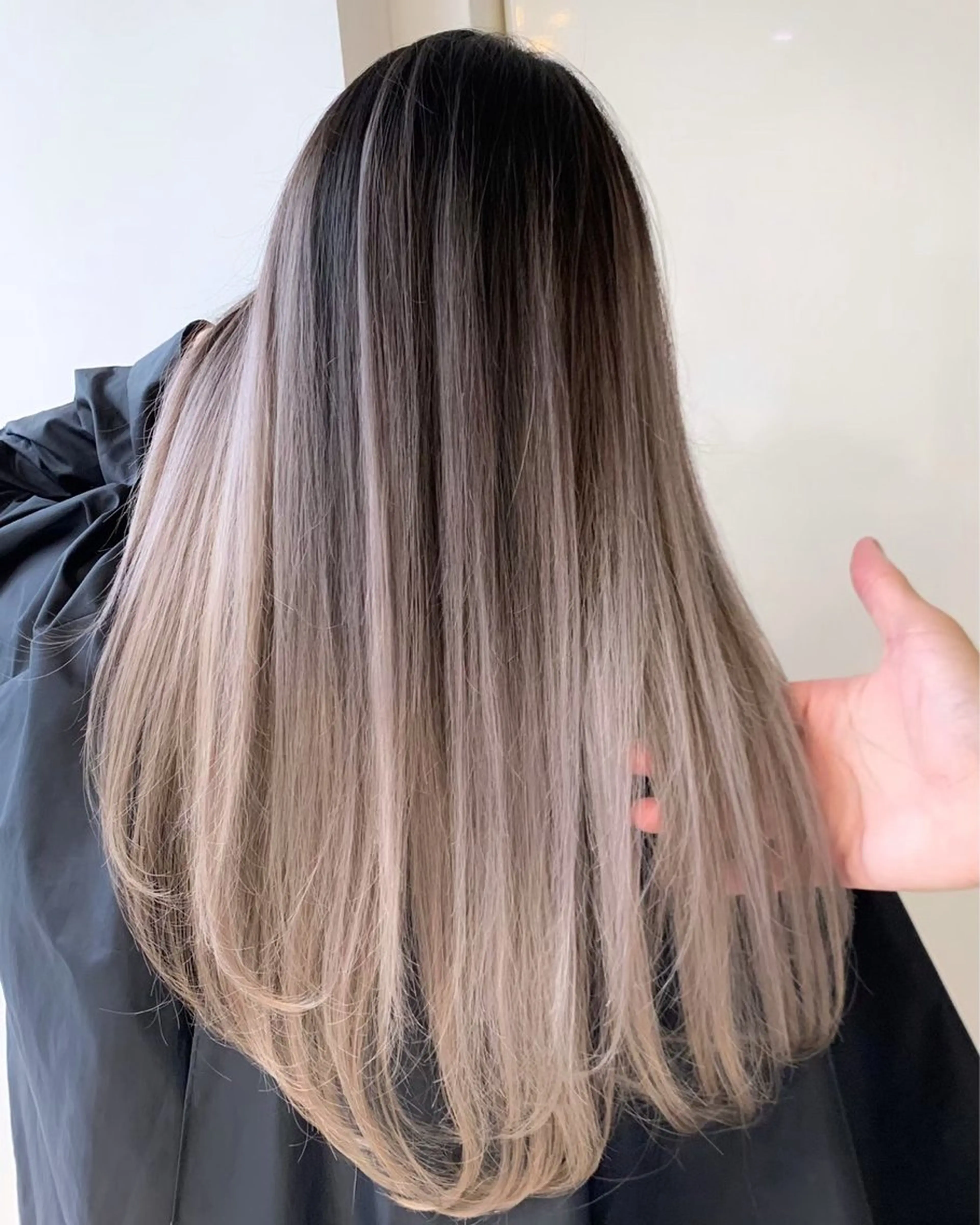 ロング カラー バレイヤージュ ベージュカラー ブリーチ ホワイトベージュ レイヤーカット ヘアカラー トリートメント ブリーチカラー デザインカラー　海音のヘアスタイル