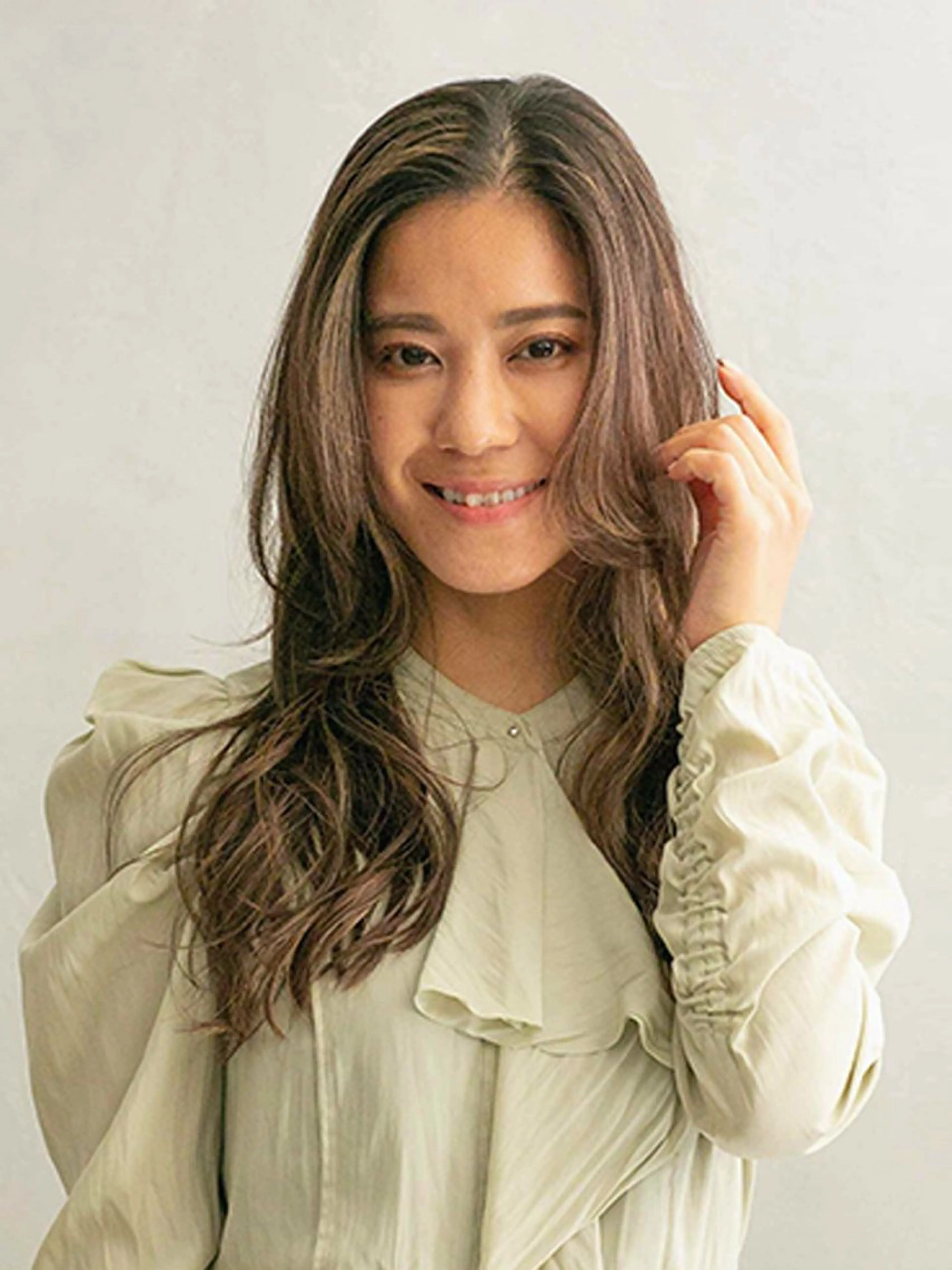 ロング カラー ブリーチ 透明感カラー ダブルカラー ブリーチなしカラー 顔まわりレイヤー 大人レイヤー& 透明感カラー💄のヘアスタイル