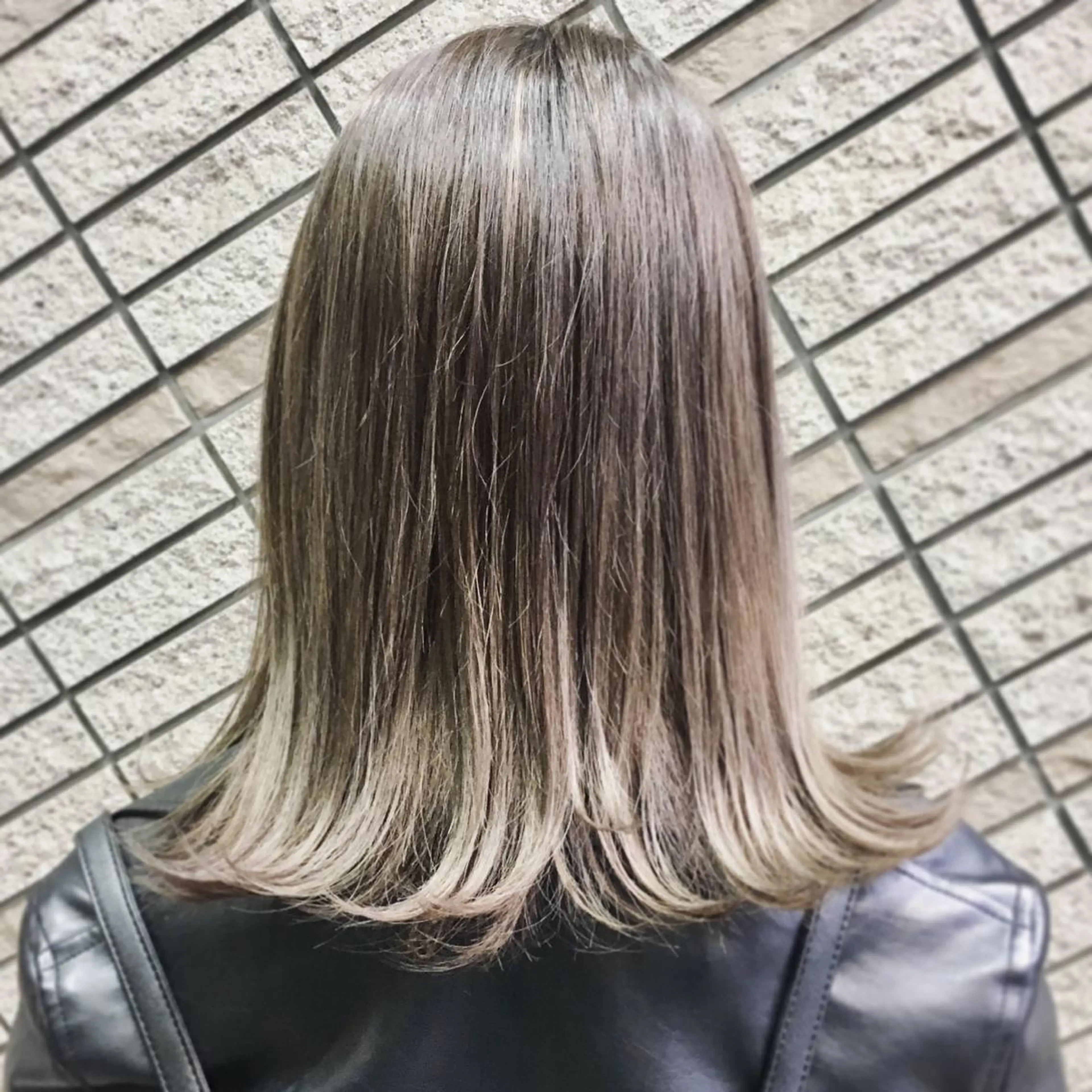 ミディアム カラー グレージュ ハイライトカラー ハイライト N° jillva ♦️川端裕司♦️のヘアスタイル