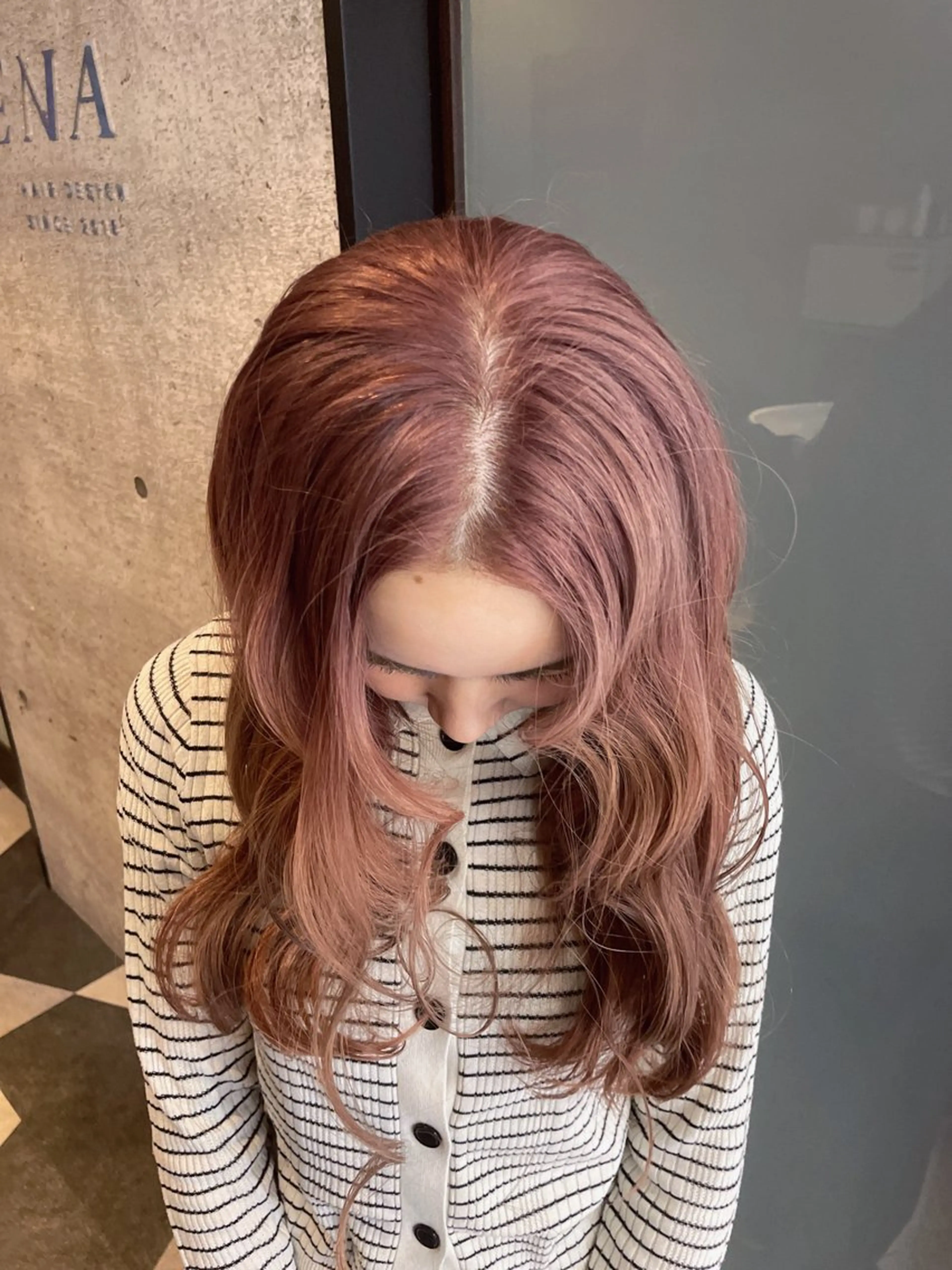 セミロング ヘアカラー XENA YURI ブリーチカラーのヘアスタイル