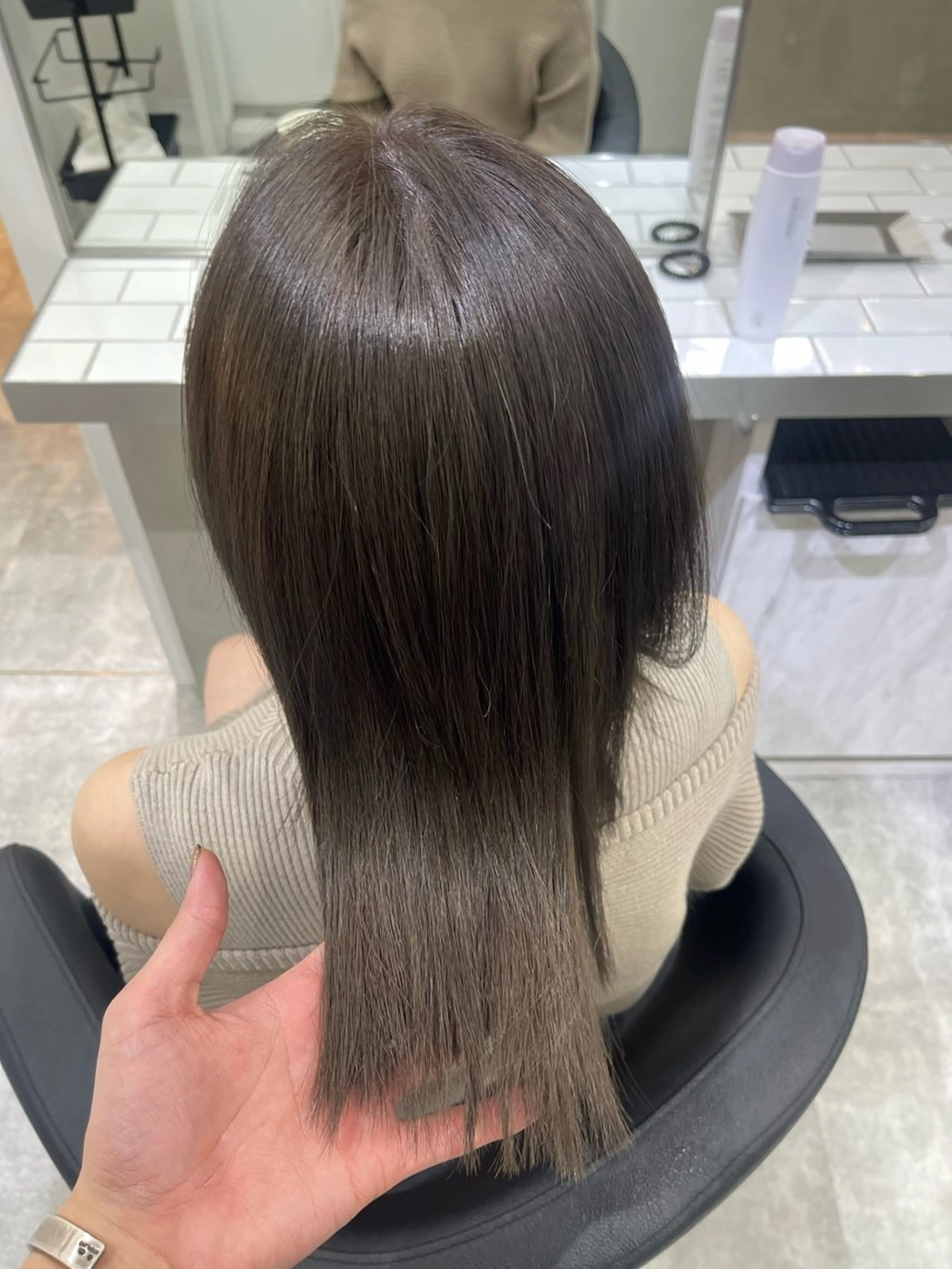 カラー グレージュ オリーブグレージュ オリーブグレー TENSHO 原宿　ハイトーンのヘアスタイル