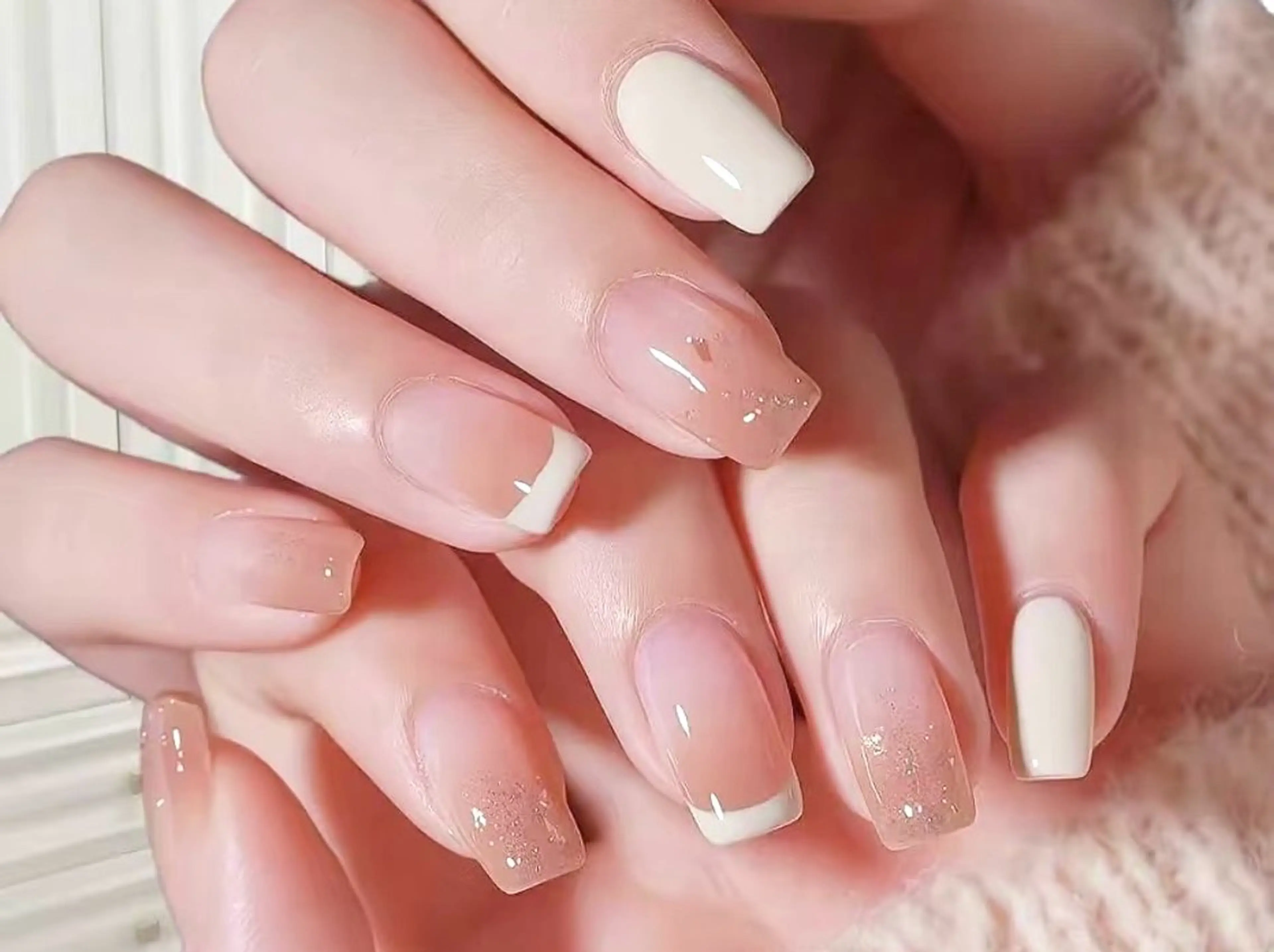 ネイル チークネイル クリアネイル フレンチネイル ゴールド グラデーション ハンドネイル ハンドケア DarkHoney 池袋店のネイルデザイン