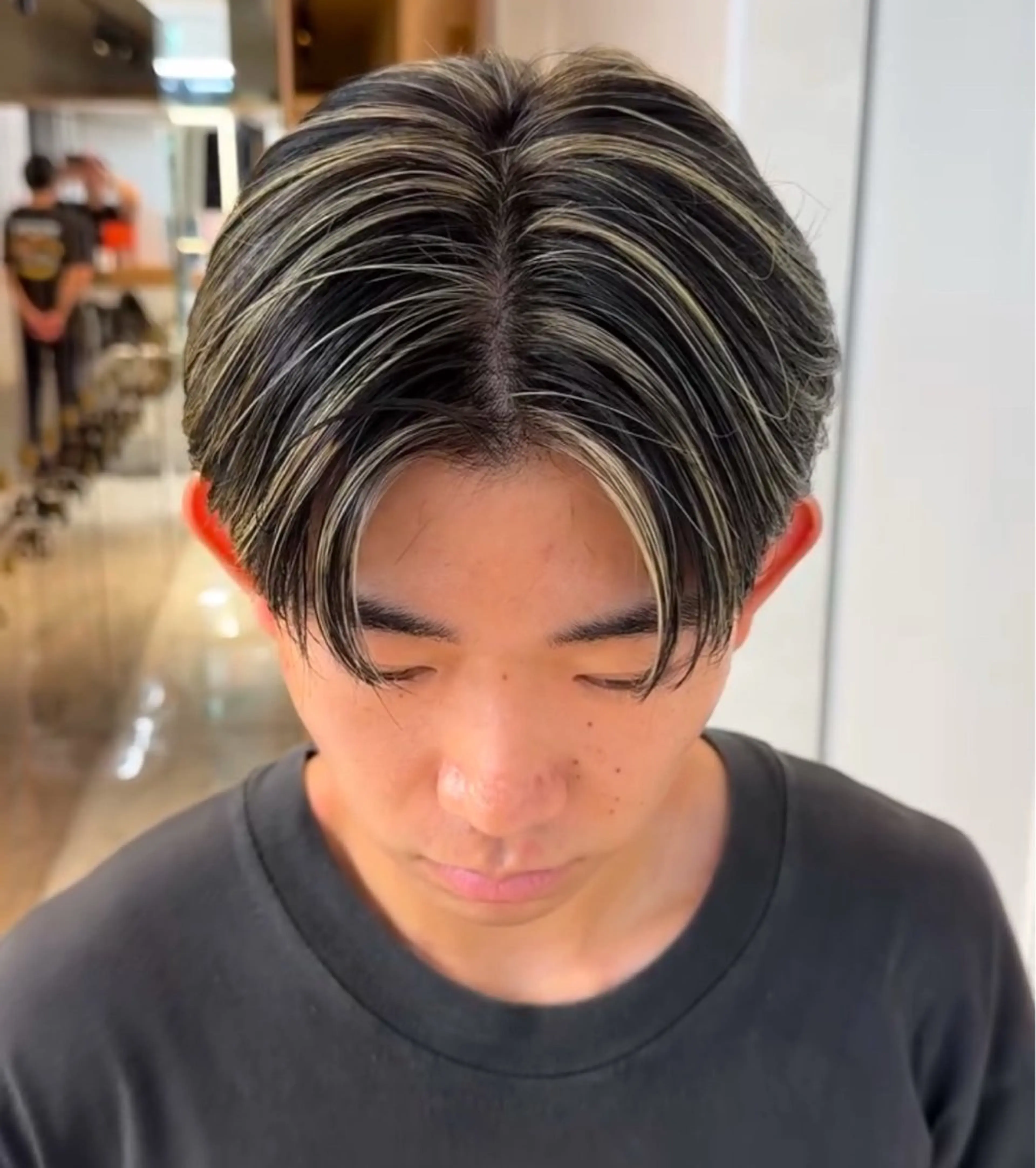 カラー メンズ センターパート メンズハイライト メンズメッシュ 黒髪 ハイライトカラー カット ヘアカラー 大人メッシュ/ ハイライト/ぽんのヘアスタイル
