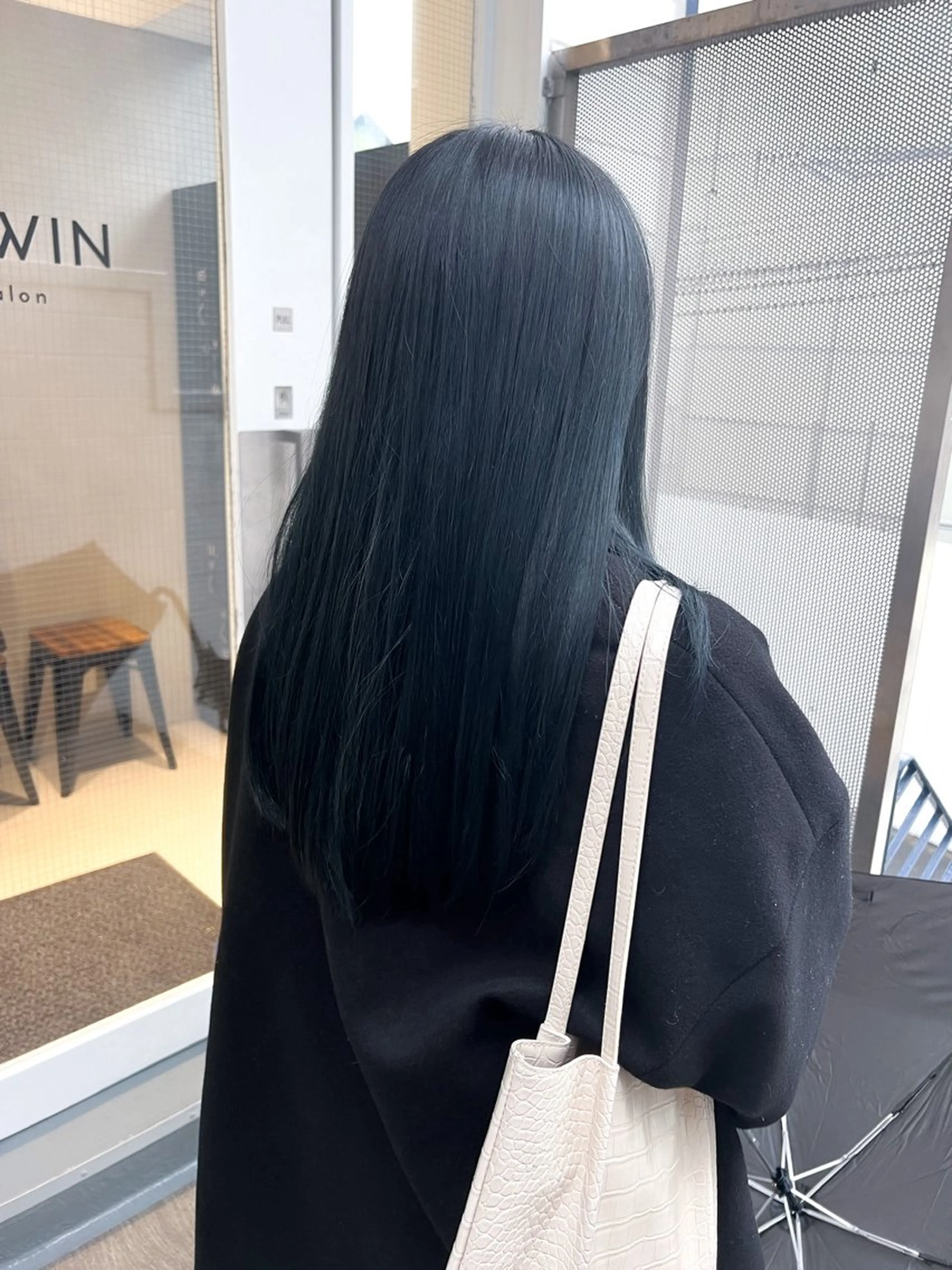 ロング カラー 黒髪 ブリーチ ブルーカラー ブルーブラック ダブルカラー カット ヘアカラー トリートメント ブリーチなし/カラー 専門店ASOBIのヘアスタイル