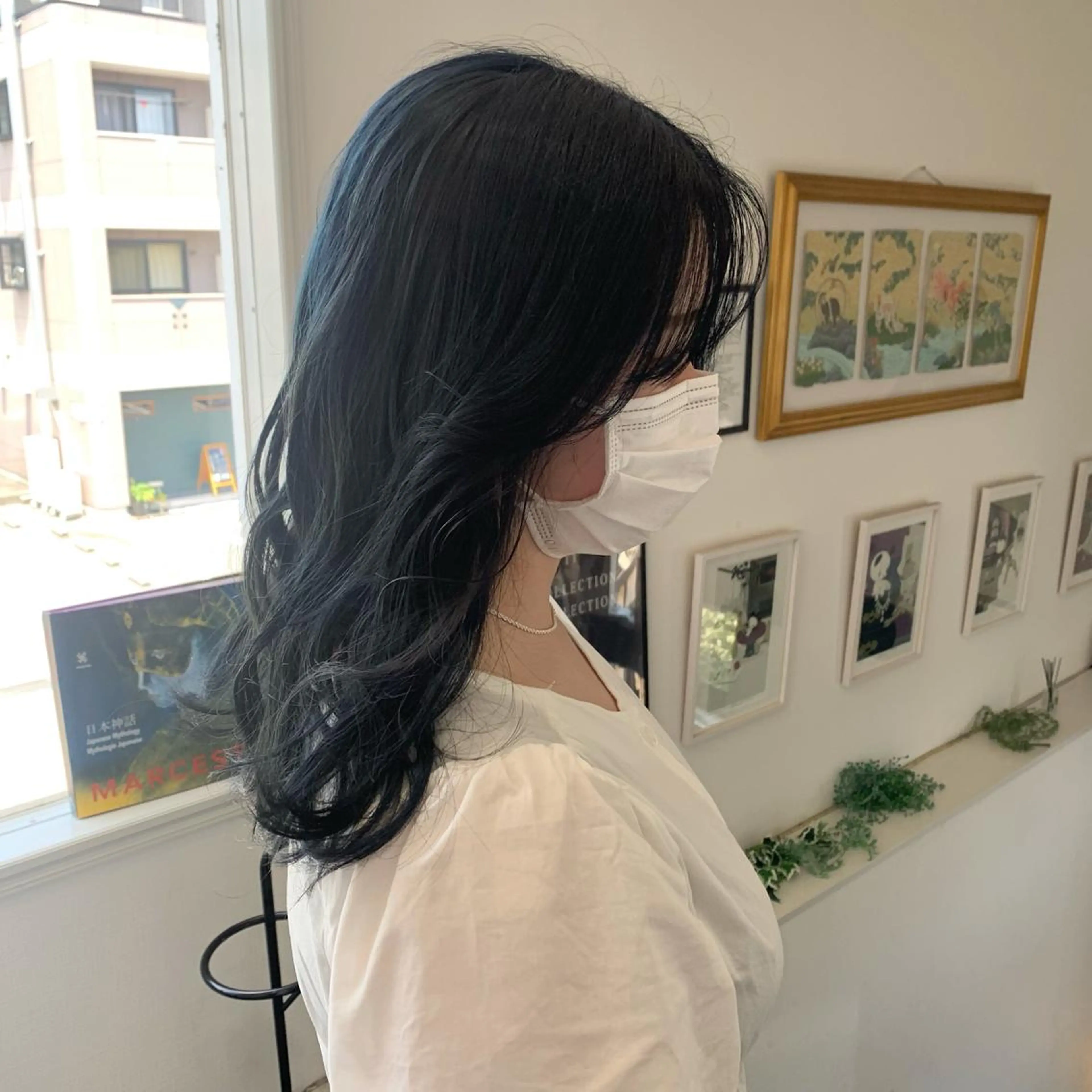 ミディアム カラー 黒髪 ブリーチ ブルーカラー ブルーブラック ヘアカラー 袴田 伊代のヘアスタイル