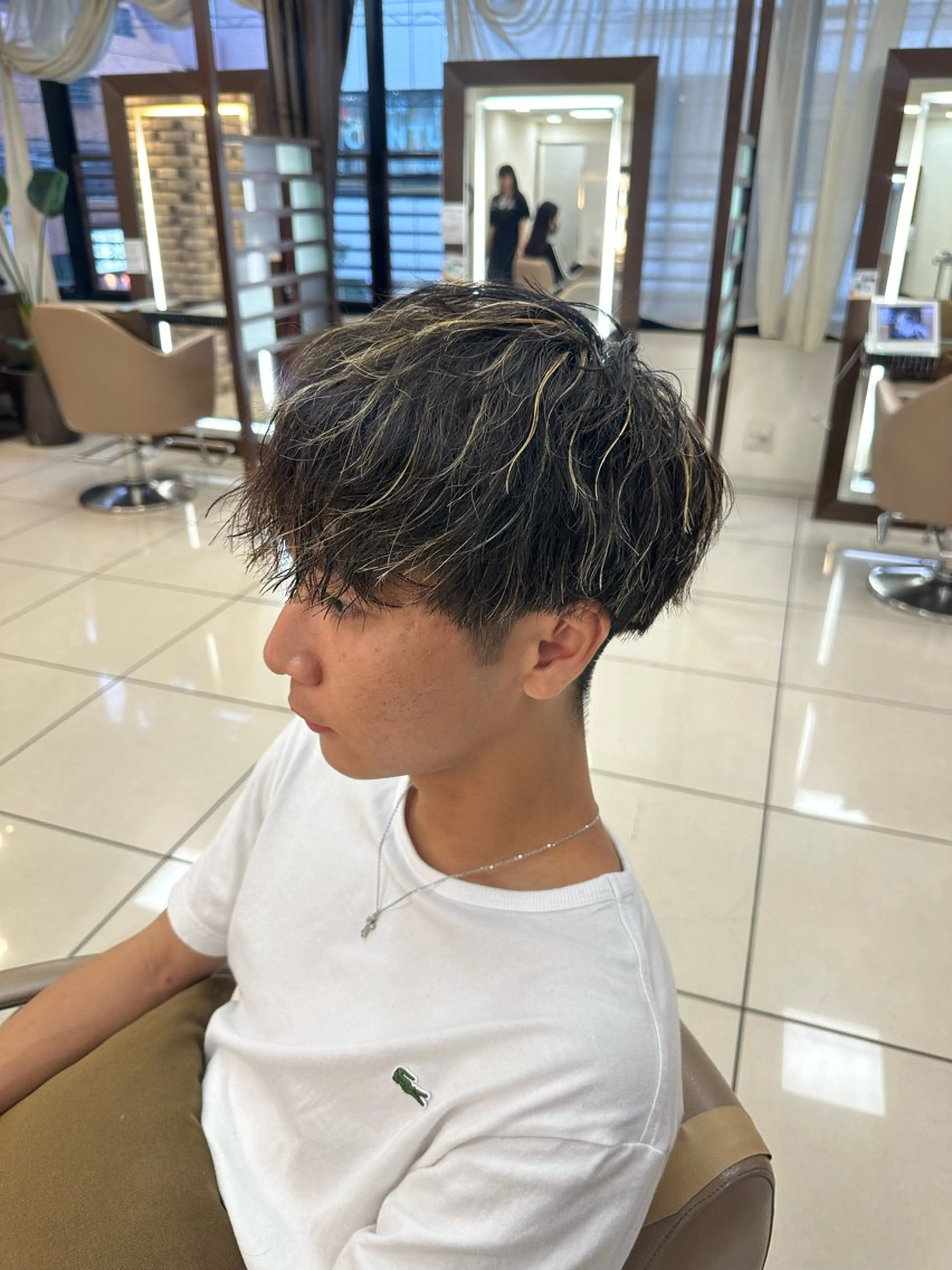メンズ カット ヘアカラー ラウンドマッシュシャ ドウニュアンスパーマのヘアスタイル