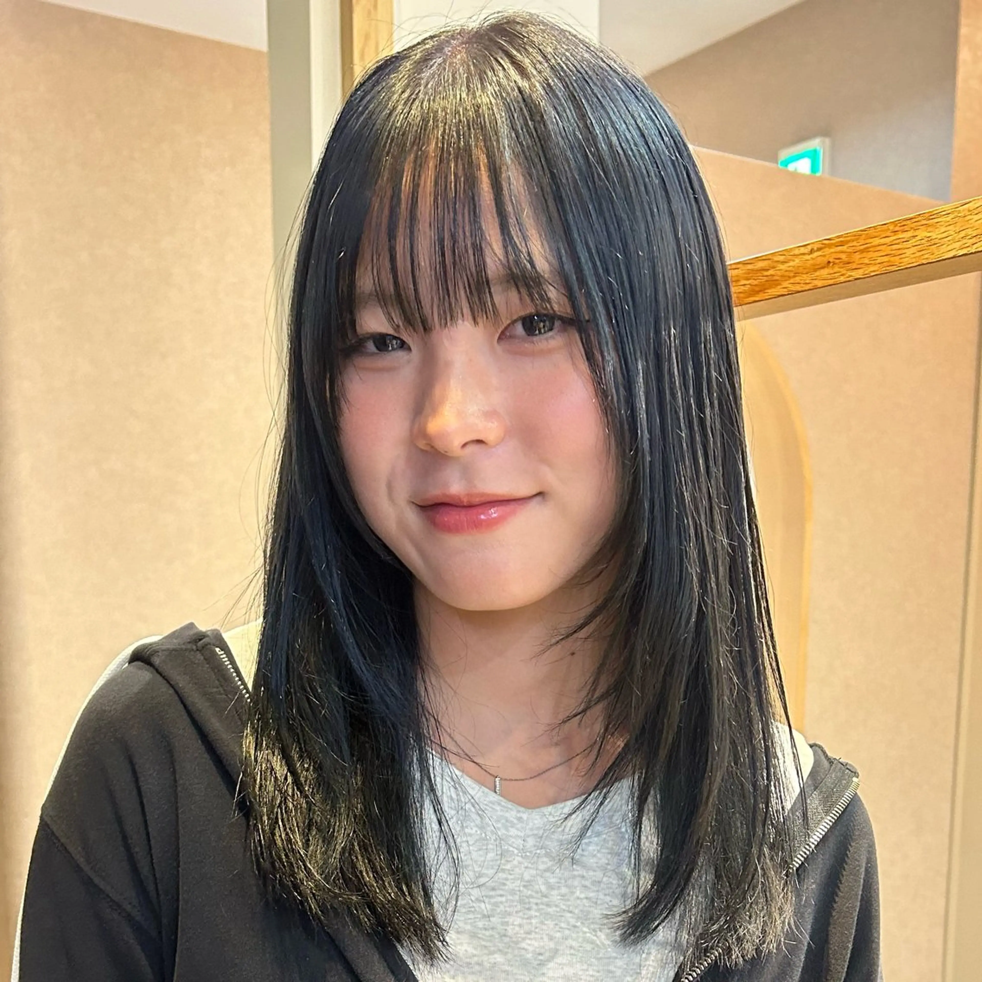 ミディアム カラー 黒髪 透明感カラー 顔まわりレイヤー 顔周りカット レイヤーカット このか/似合わせ/ 透明感/ダブルカラーのヘアスタイル