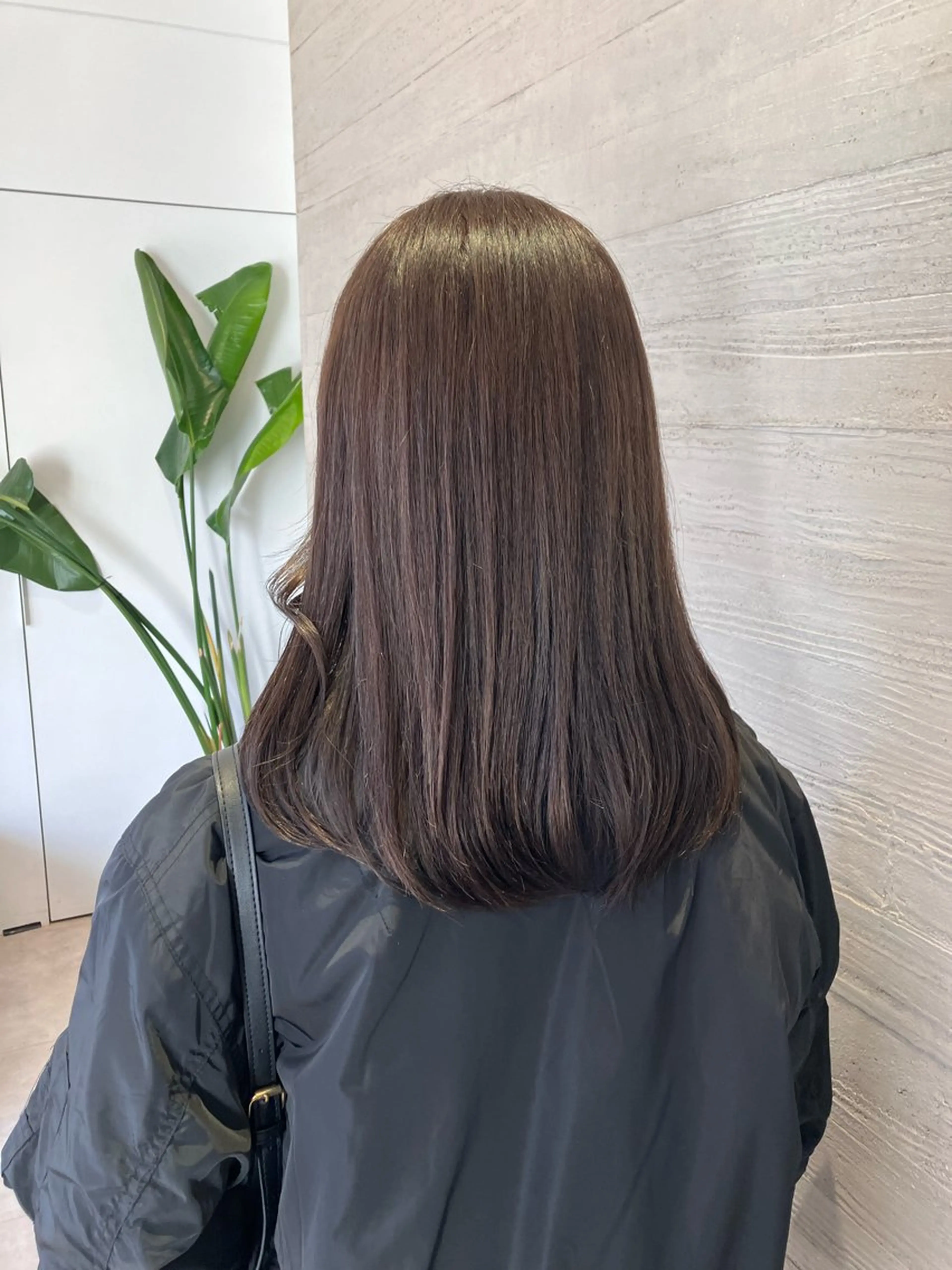 セミロング カラー グレージュ サキ🤍ハイトーン 🩰くびれ巻きヘアのヘアスタイル