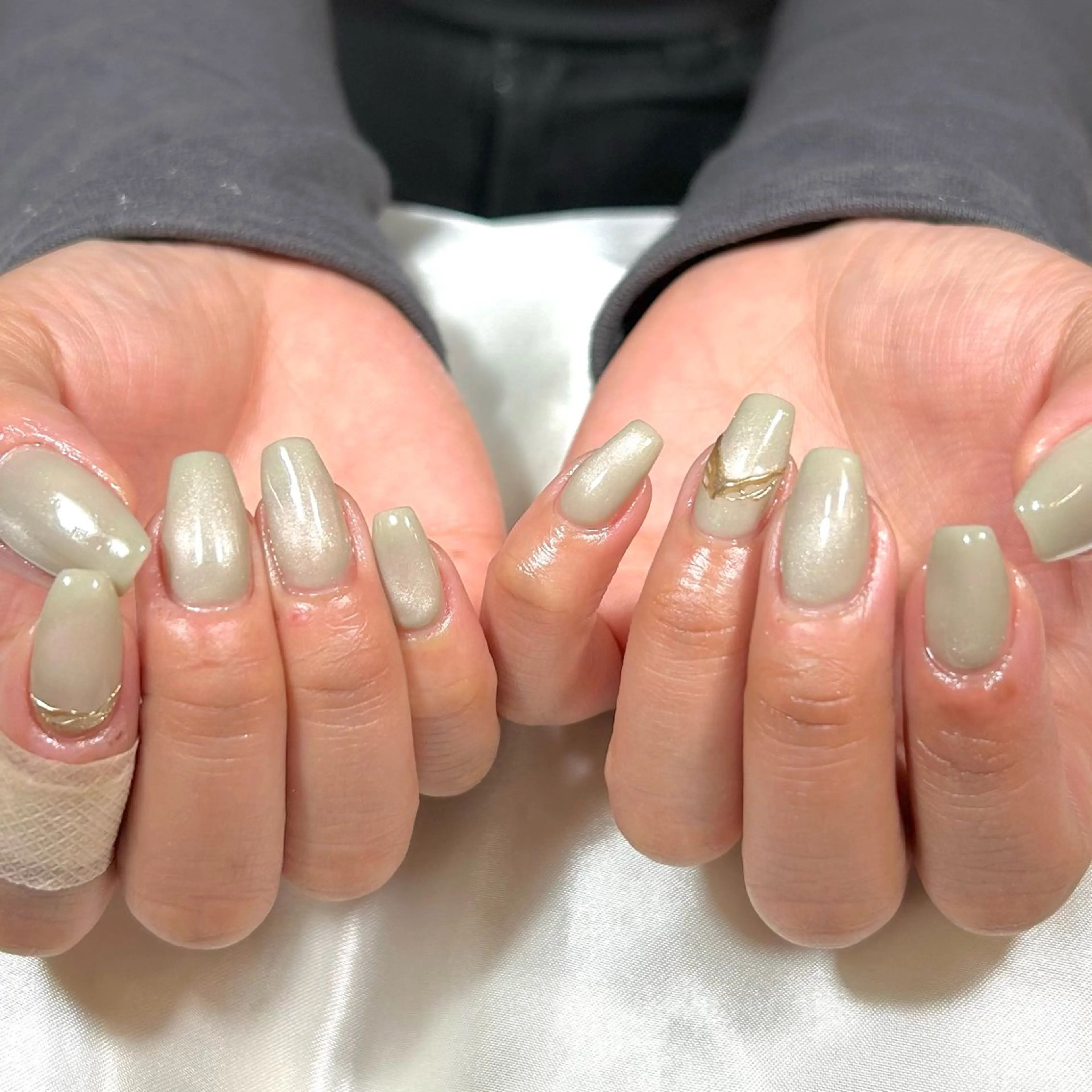 ネイル マグネットネイル ミラーネイル 春ネイル shine'an fuka🌿🫧のネイルデザイン