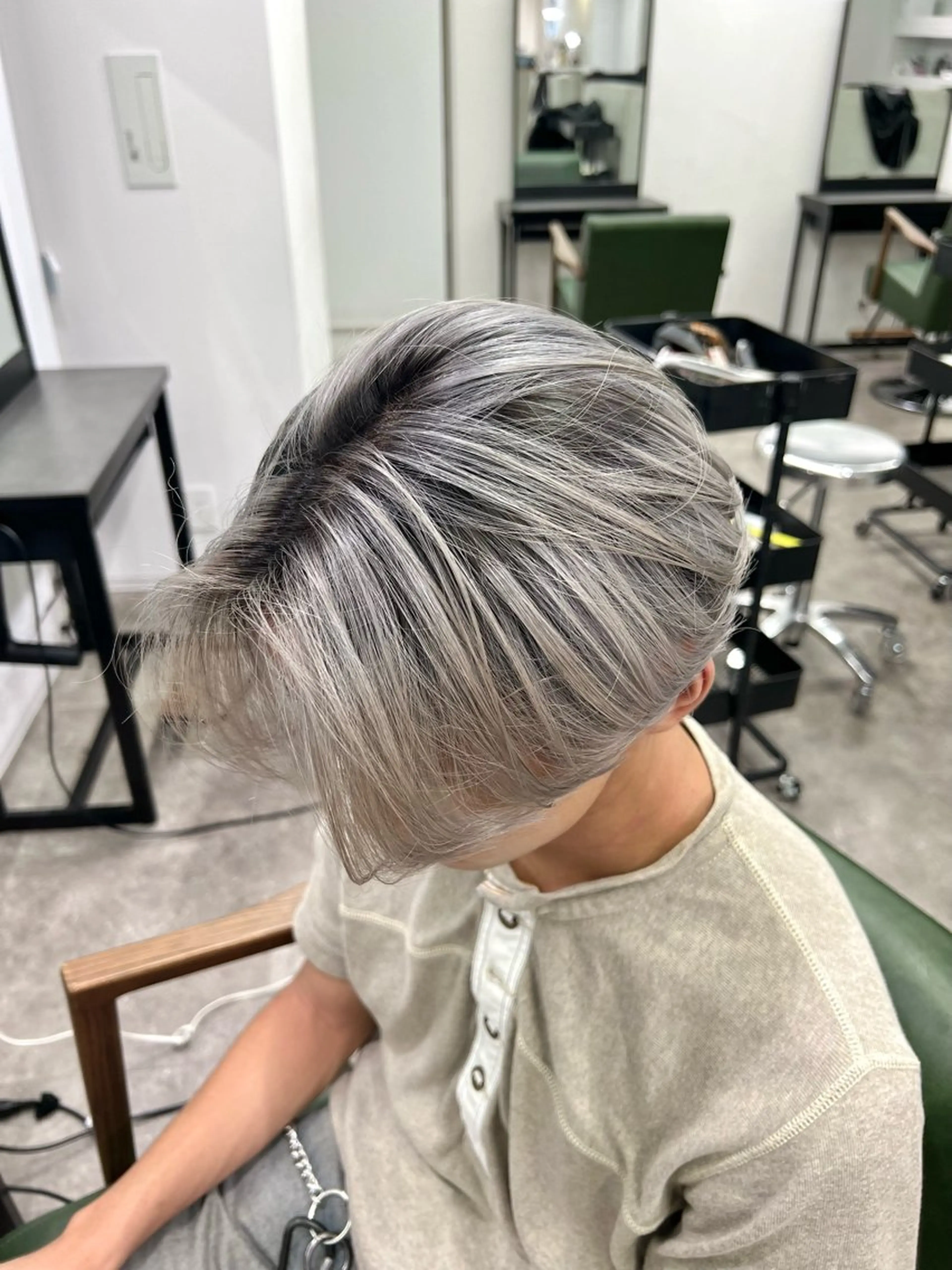 メンズ メンズバレイヤージュ センターパート メンズハイトーン カット ヘアカラー 24時間受付🌈ブリ ーチ特化RYUTOのヘアスタイル