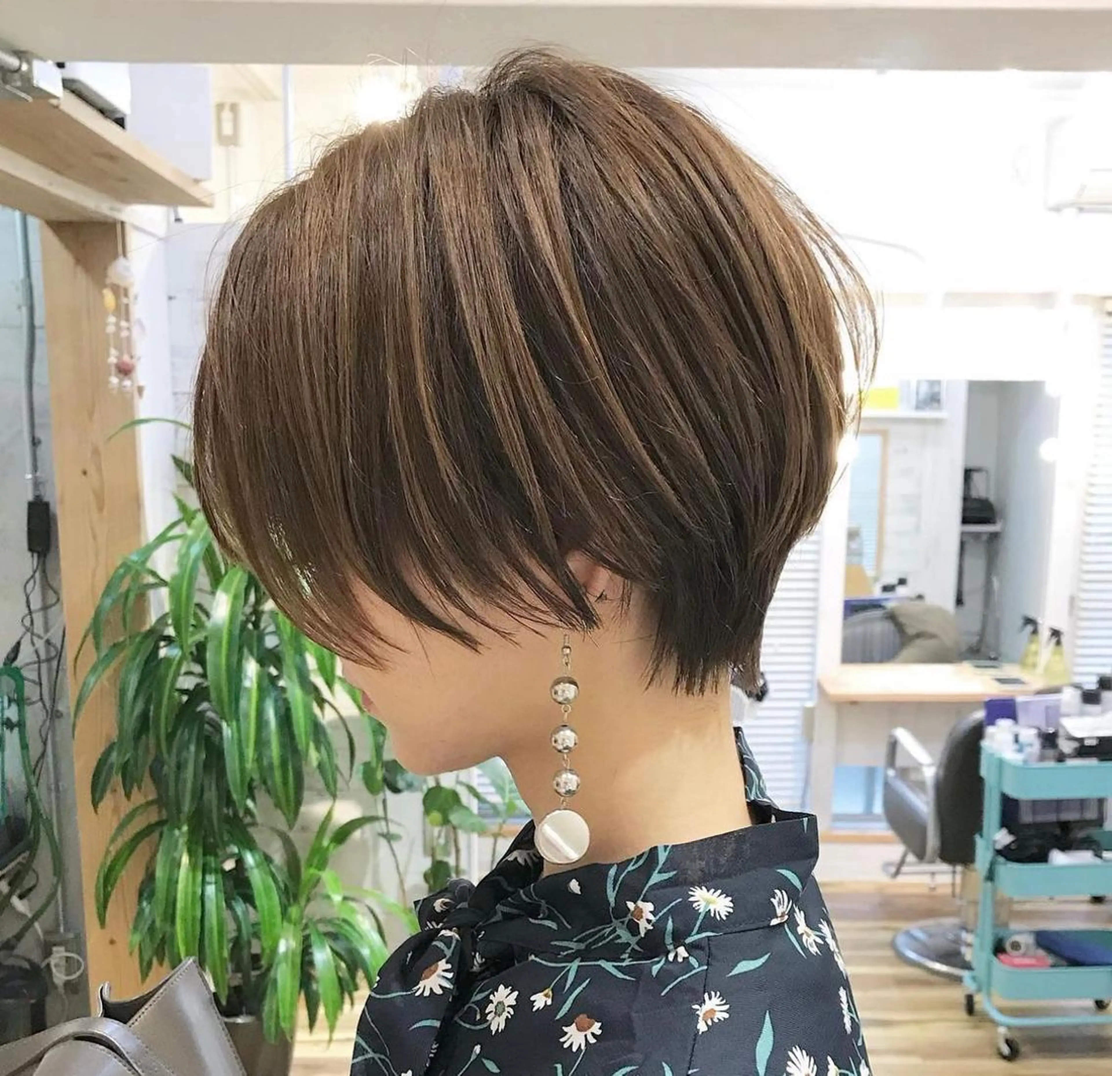 ショート ブリーチなしカラー レイヤーカットのヘアスタイル